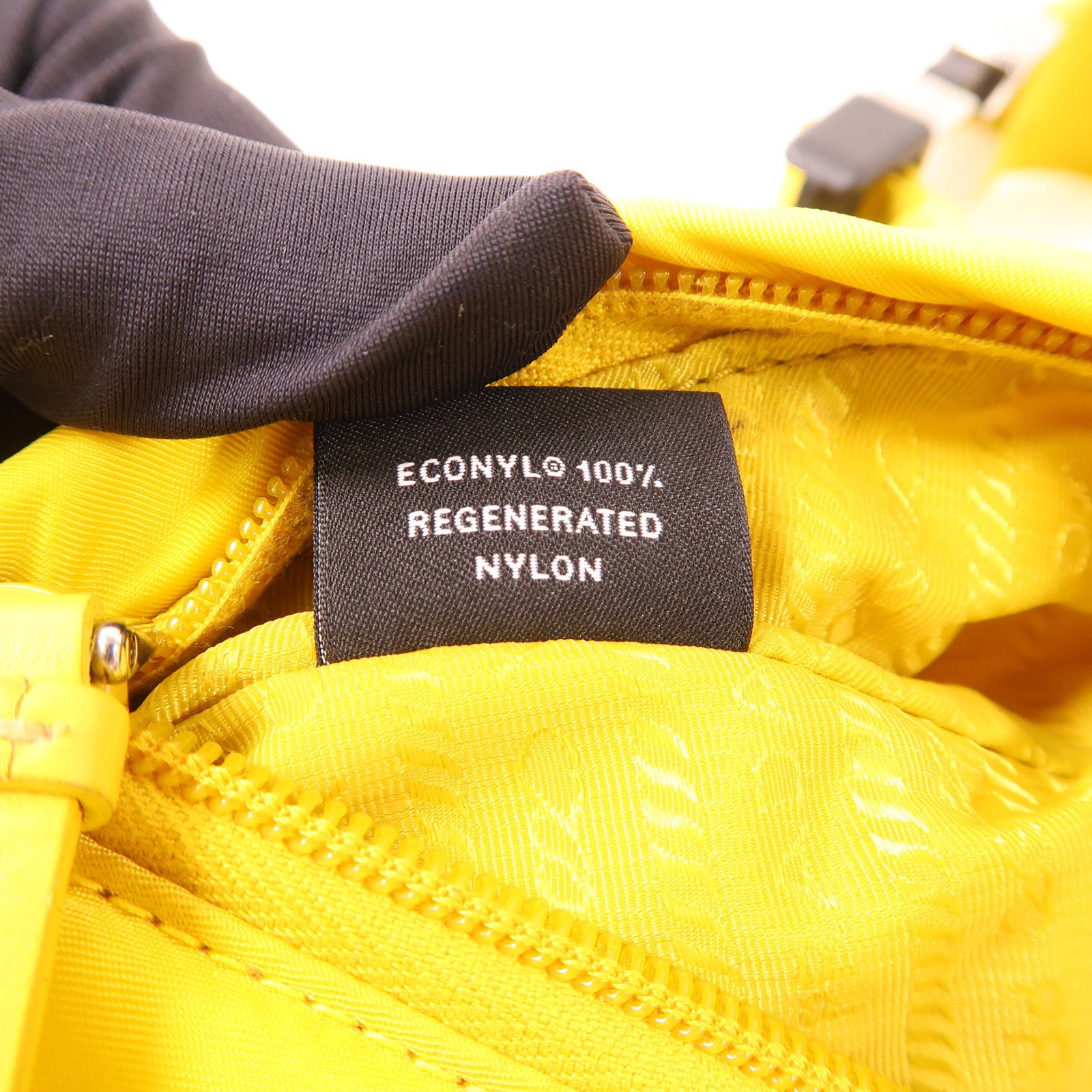 PRADA 尼龍Re-Nylon Sling Bag銀扣肩背袋