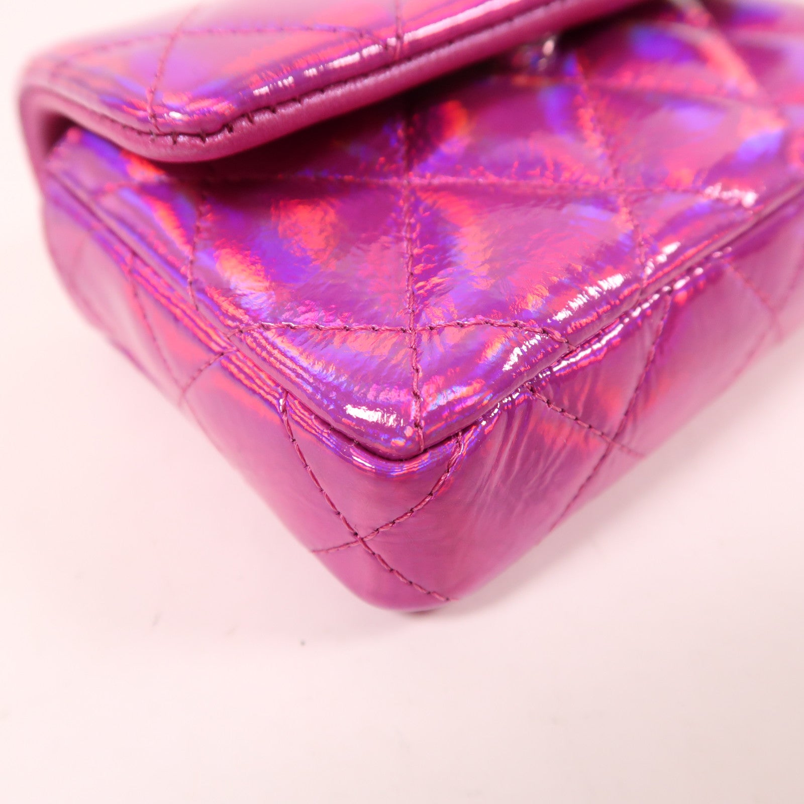 CHANEL 漆皮皮革Pouch銀扣手拿包