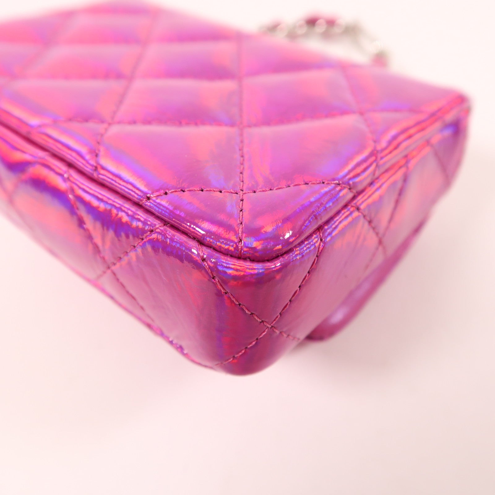 CHANEL 漆皮皮革Pouch銀扣手拿包