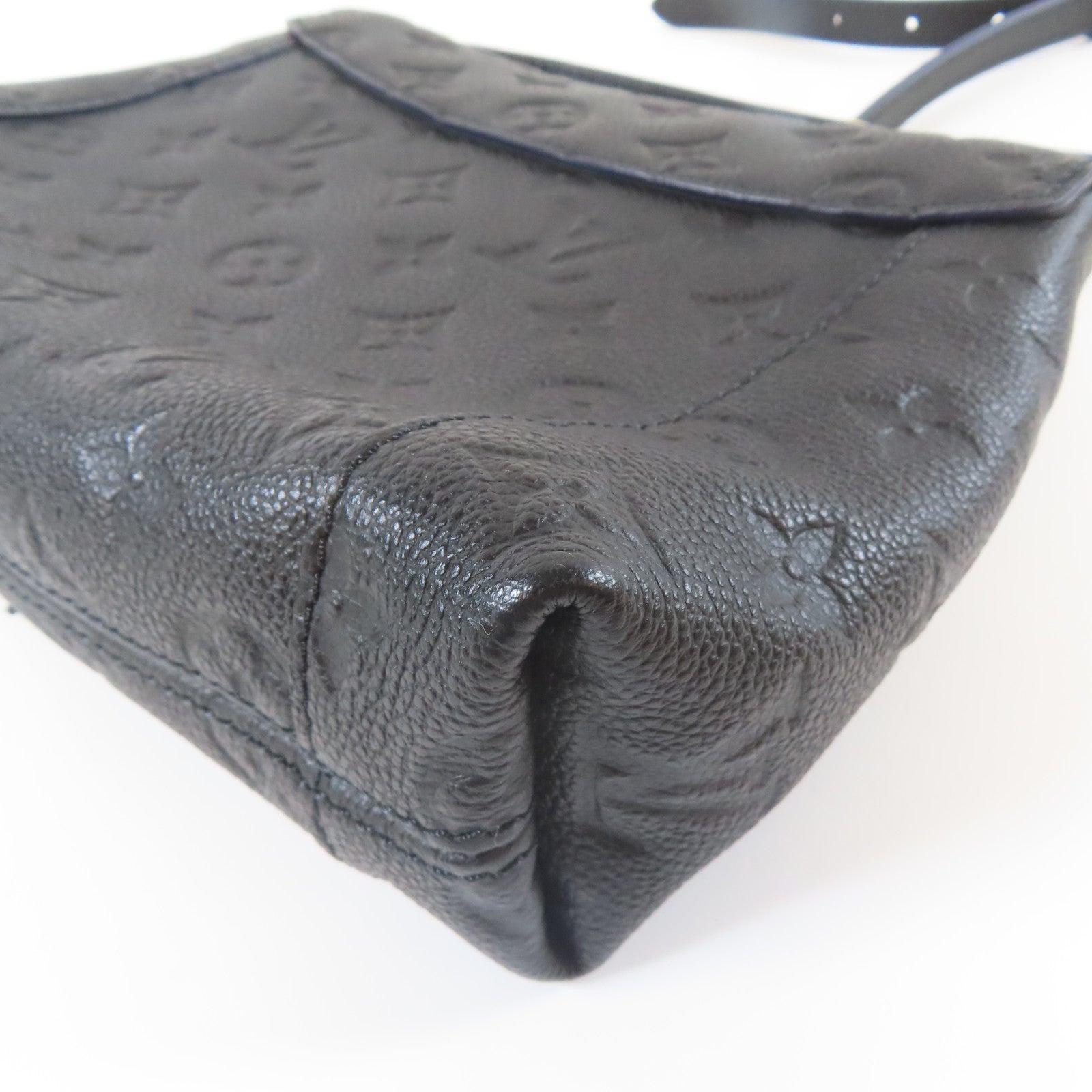 LOUIS VUITTON Monogram Empreinte Blanche BB金扣肩背袋黑色