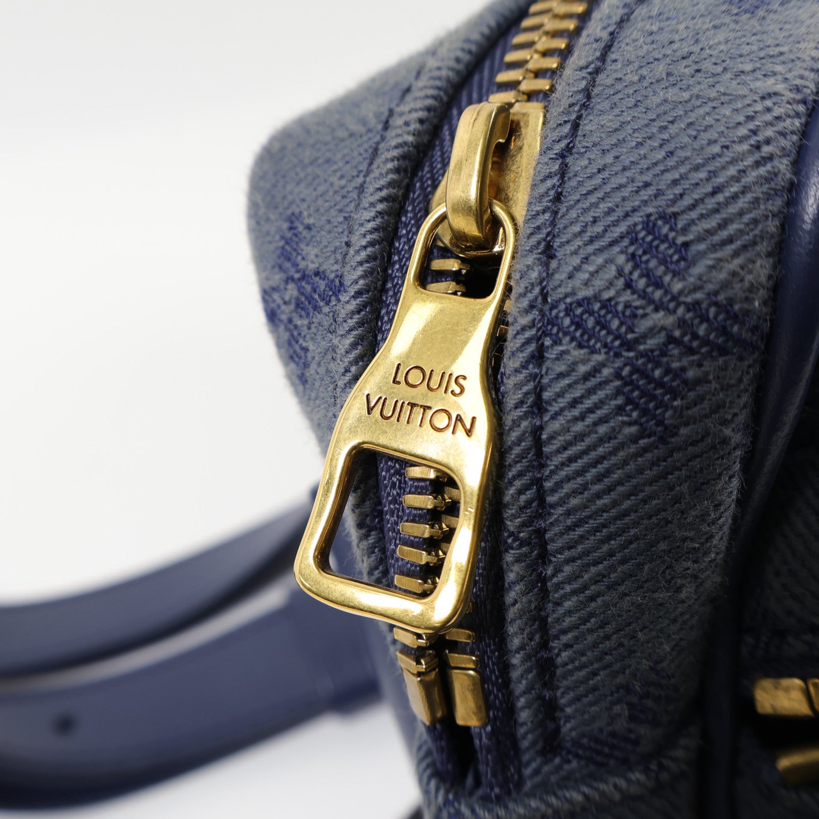 LOUIS VUITTON Monogram Denim Outdoor Bumbag金扣肩背袋