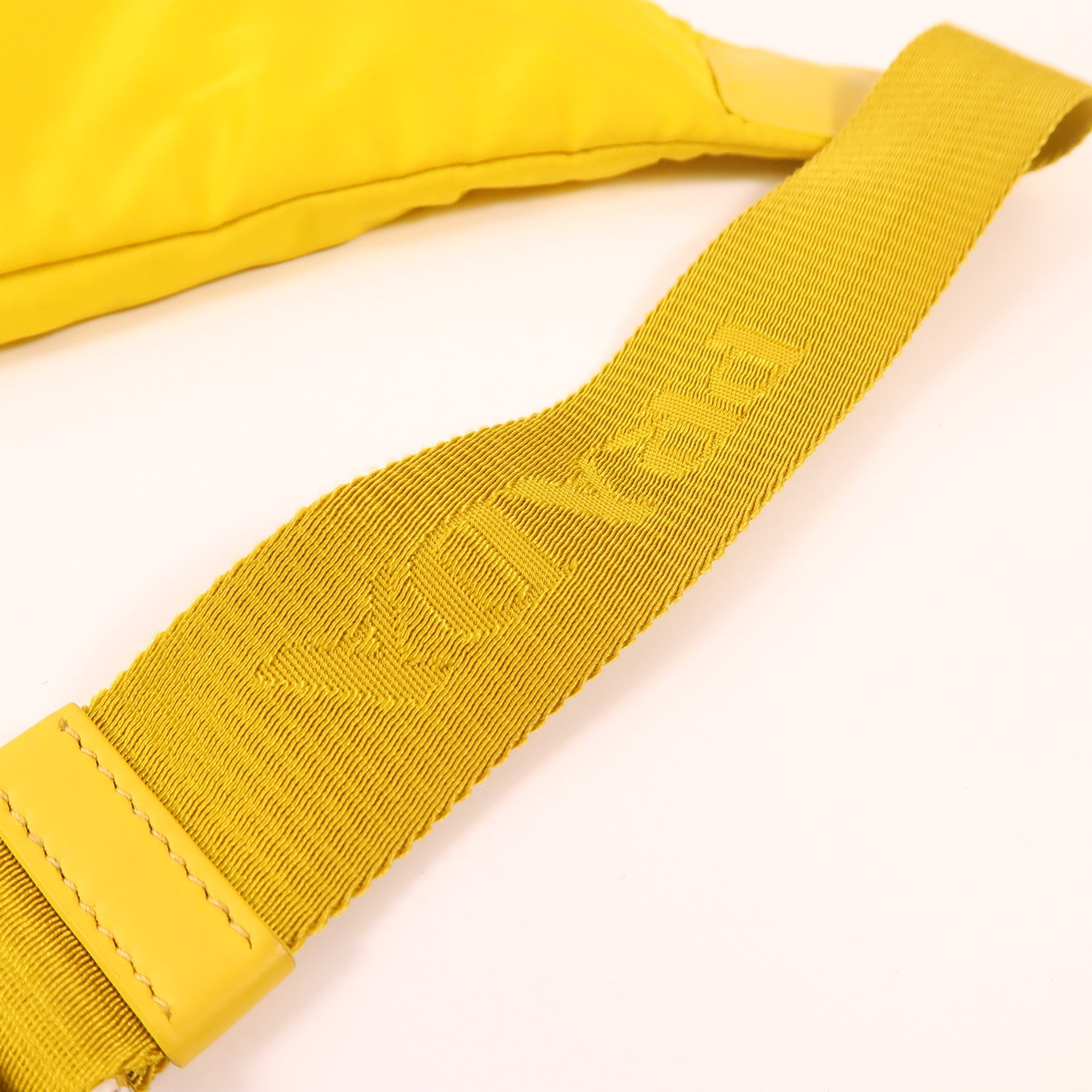 PRADA 尼龍Re-Nylon Sling Bag銀扣肩背袋