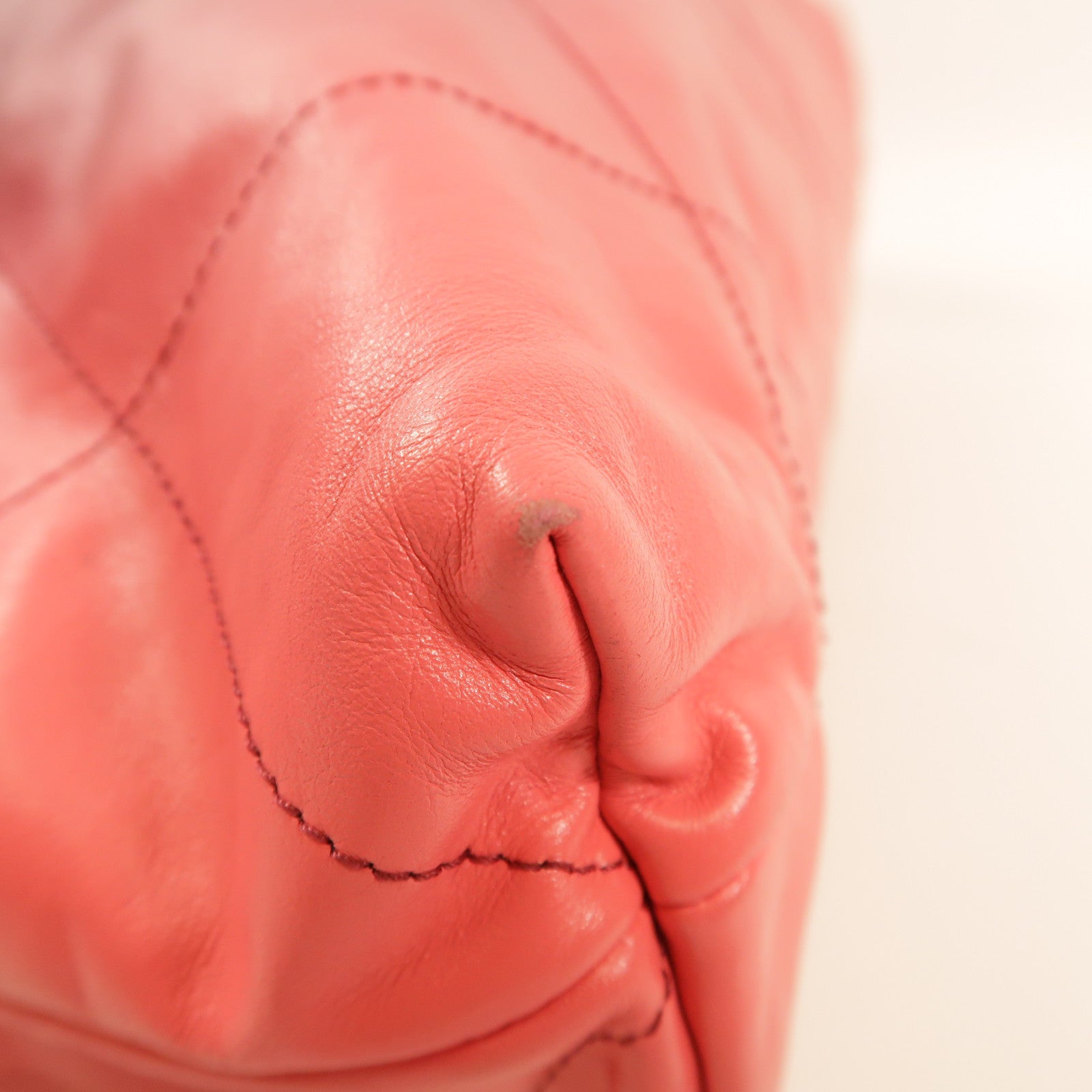 CHANEL 羊皮皮革Chanel 22金扣肩背袋