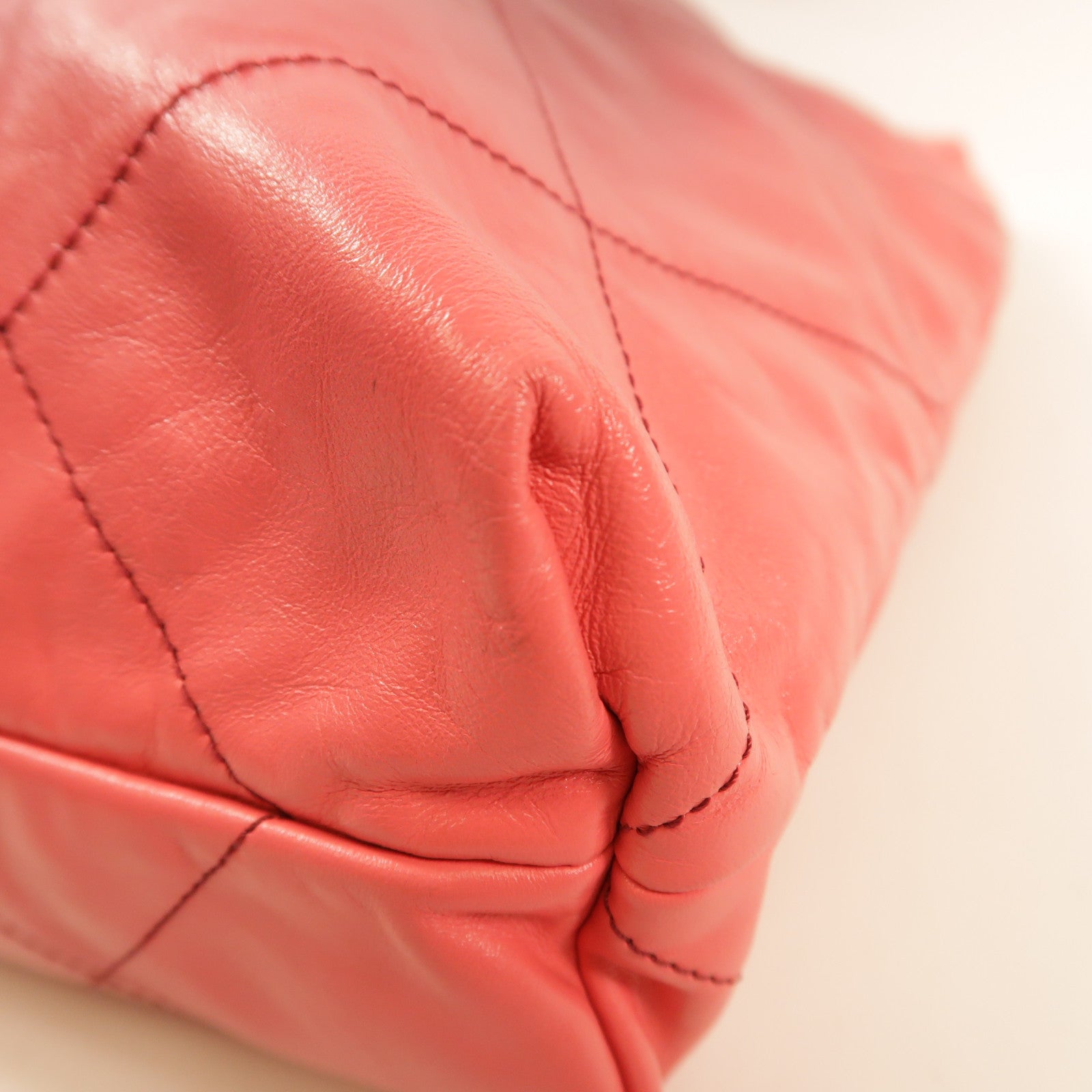 CHANEL 羊皮皮革Chanel 22金扣肩背袋