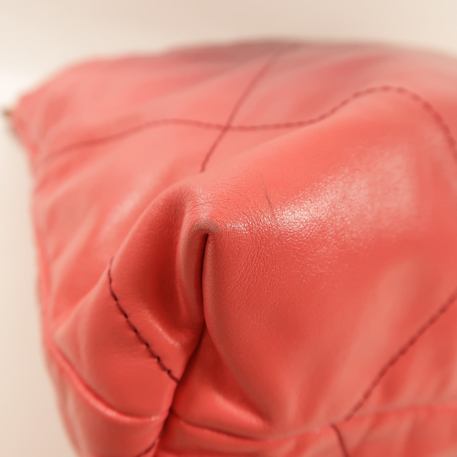 CHANEL 羊皮皮革Chanel 22金扣肩背袋