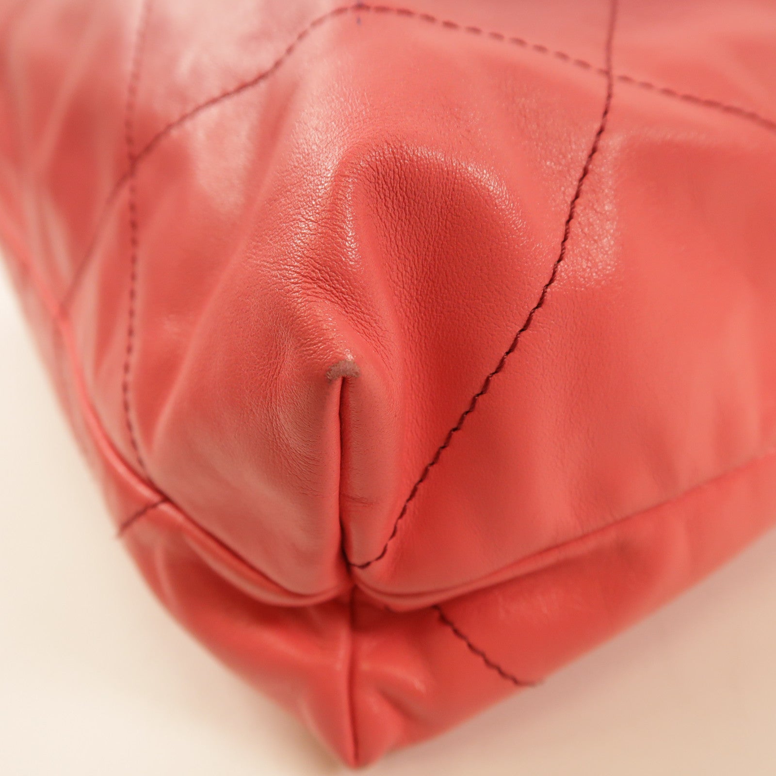 CHANEL 羊皮皮革Chanel 22金扣肩背袋