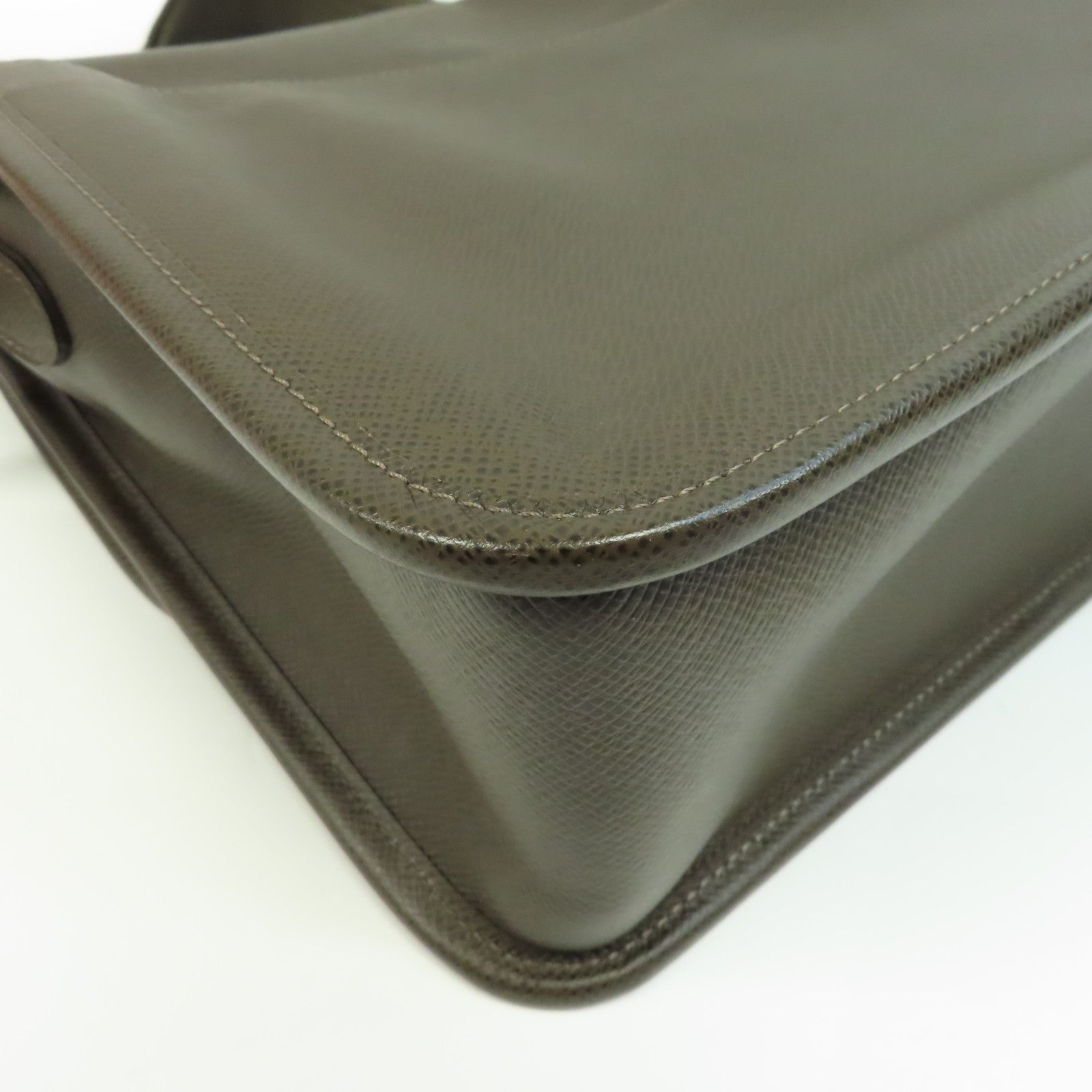 LOUIS VUITTON 牛皮皮革Alexei Taiga Messanger Bag銀扣肩背袋啡色