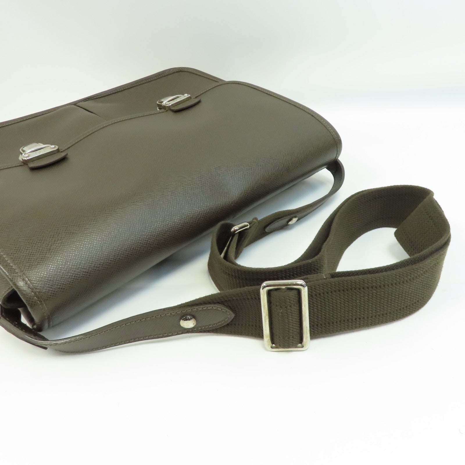 LOUIS VUITTON 牛皮皮革Alexei Taiga Messanger Bag銀扣肩背袋啡色