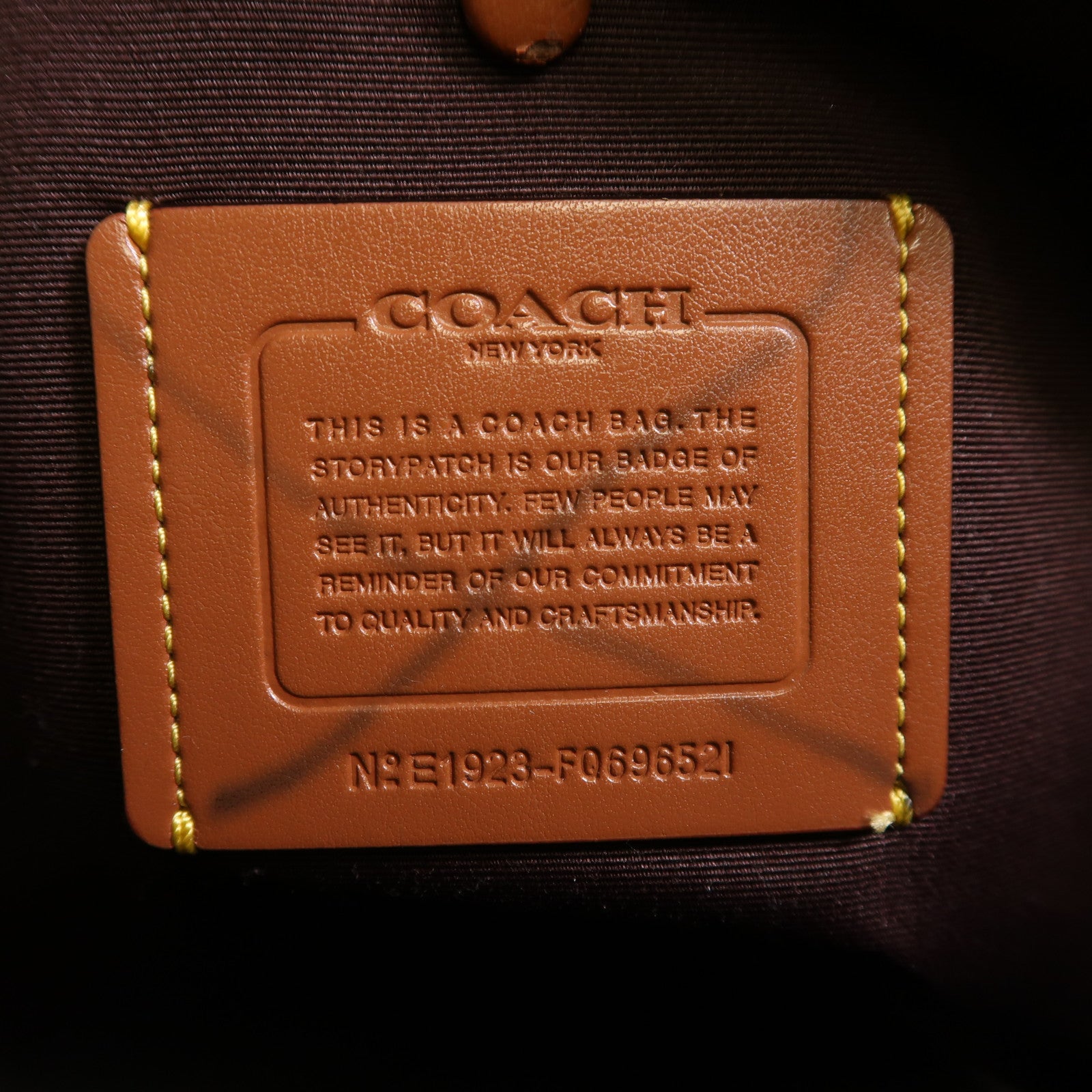COACH 牛皮皮革Central Tote金扣肩背袋