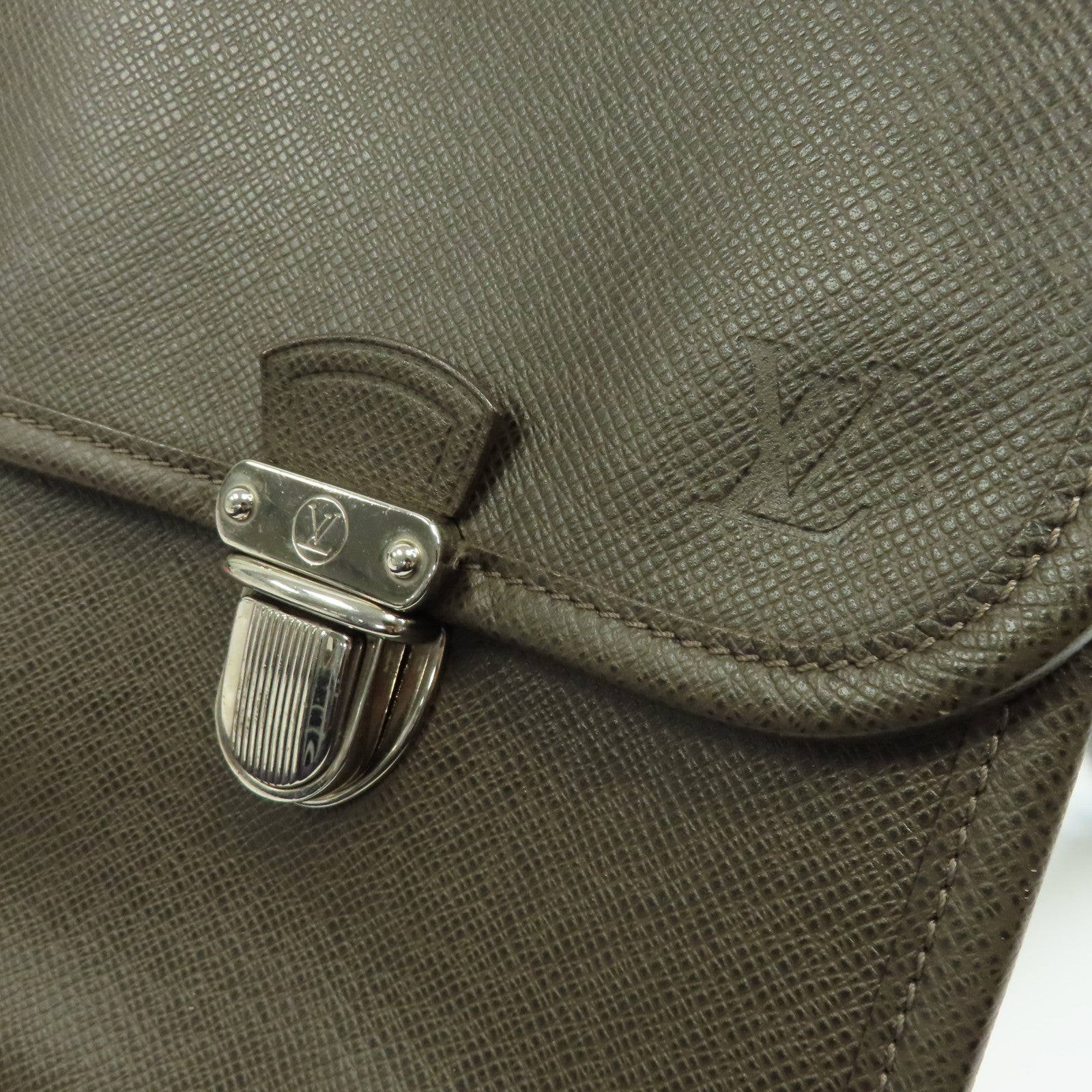 LOUIS VUITTON 牛皮皮革Alexei Taiga Messanger Bag銀扣肩背袋啡色