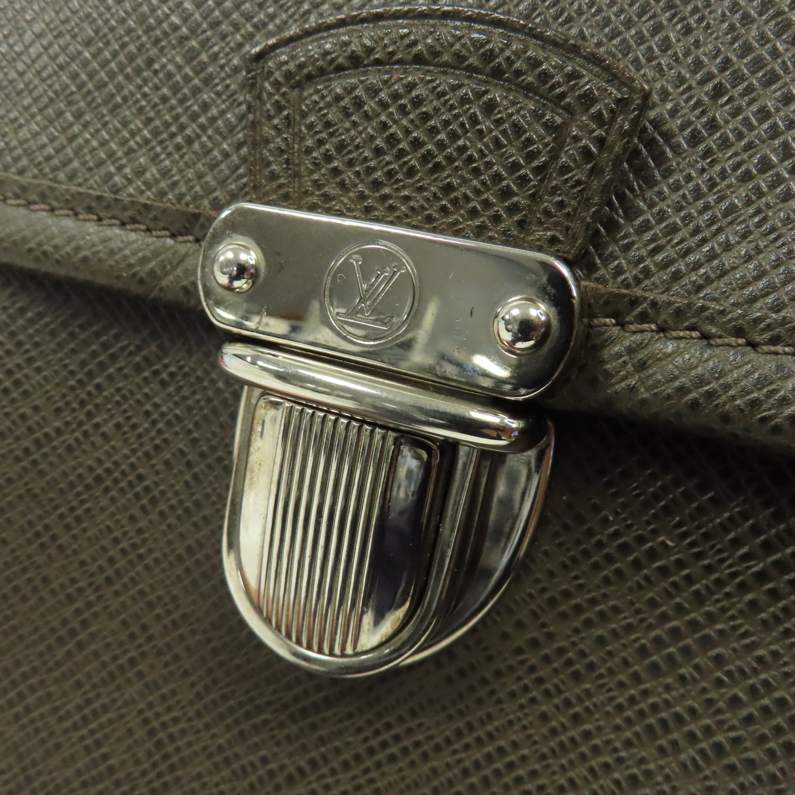 LOUIS VUITTON 牛皮皮革Alexei Taiga Messanger Bag銀扣肩背袋啡色