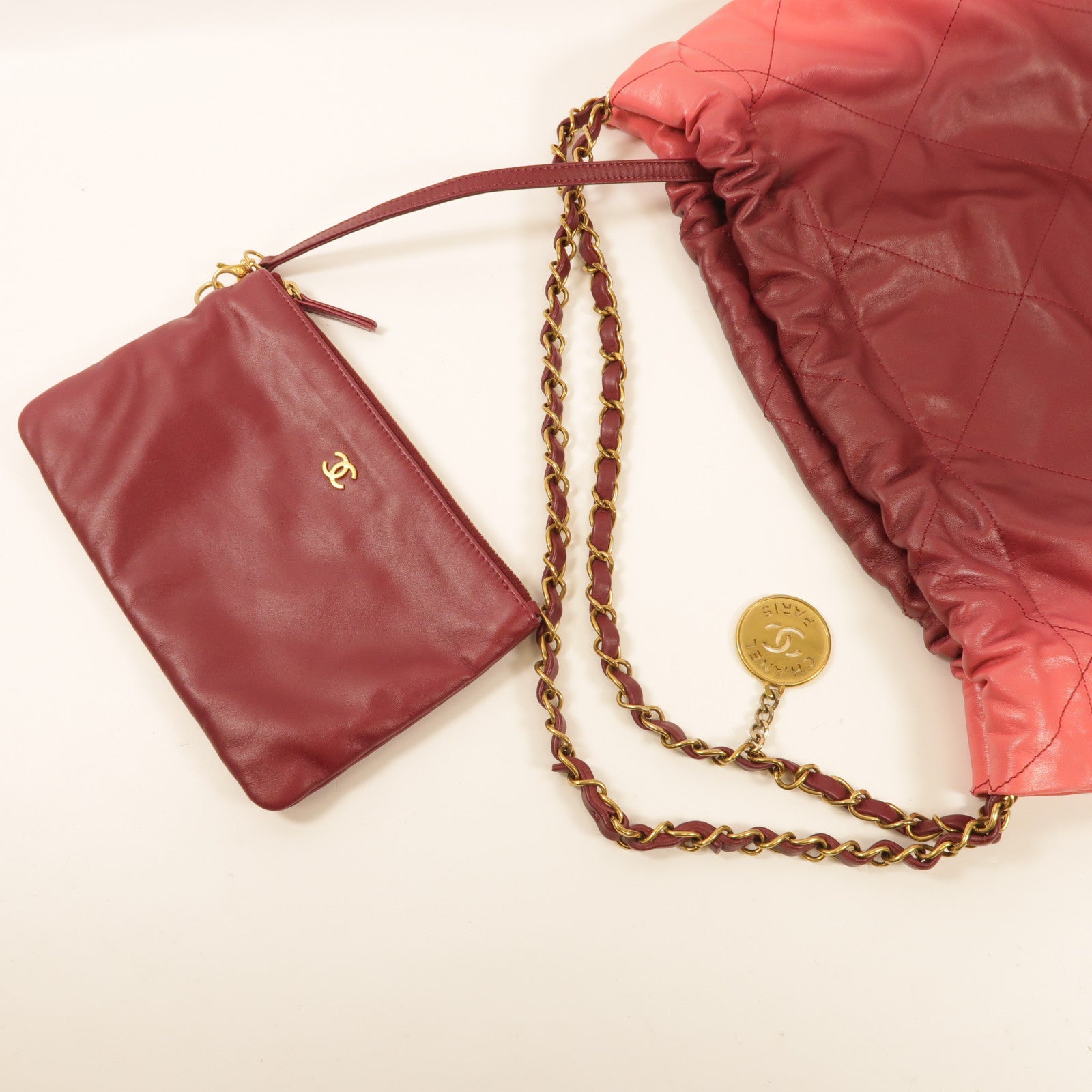 CHANEL 羊皮皮革Chanel 22金扣肩背袋