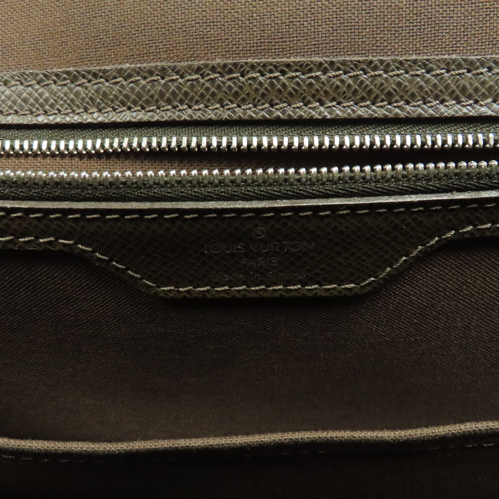 LOUIS VUITTON 牛皮皮革Alexei Taiga Messanger Bag銀扣肩背袋啡色