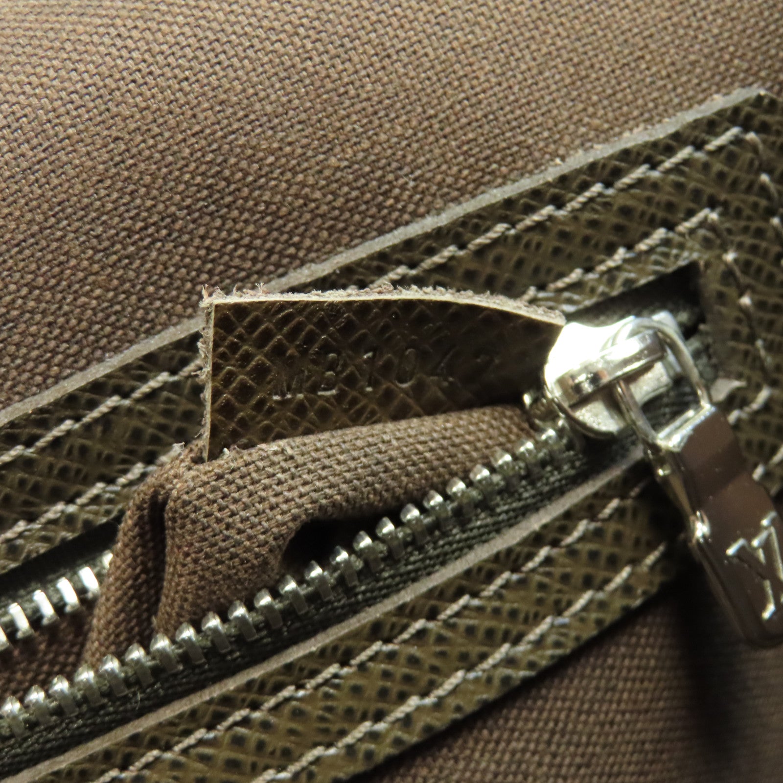 LOUIS VUITTON 牛皮皮革Alexei Taiga Messanger Bag銀扣肩背袋啡色