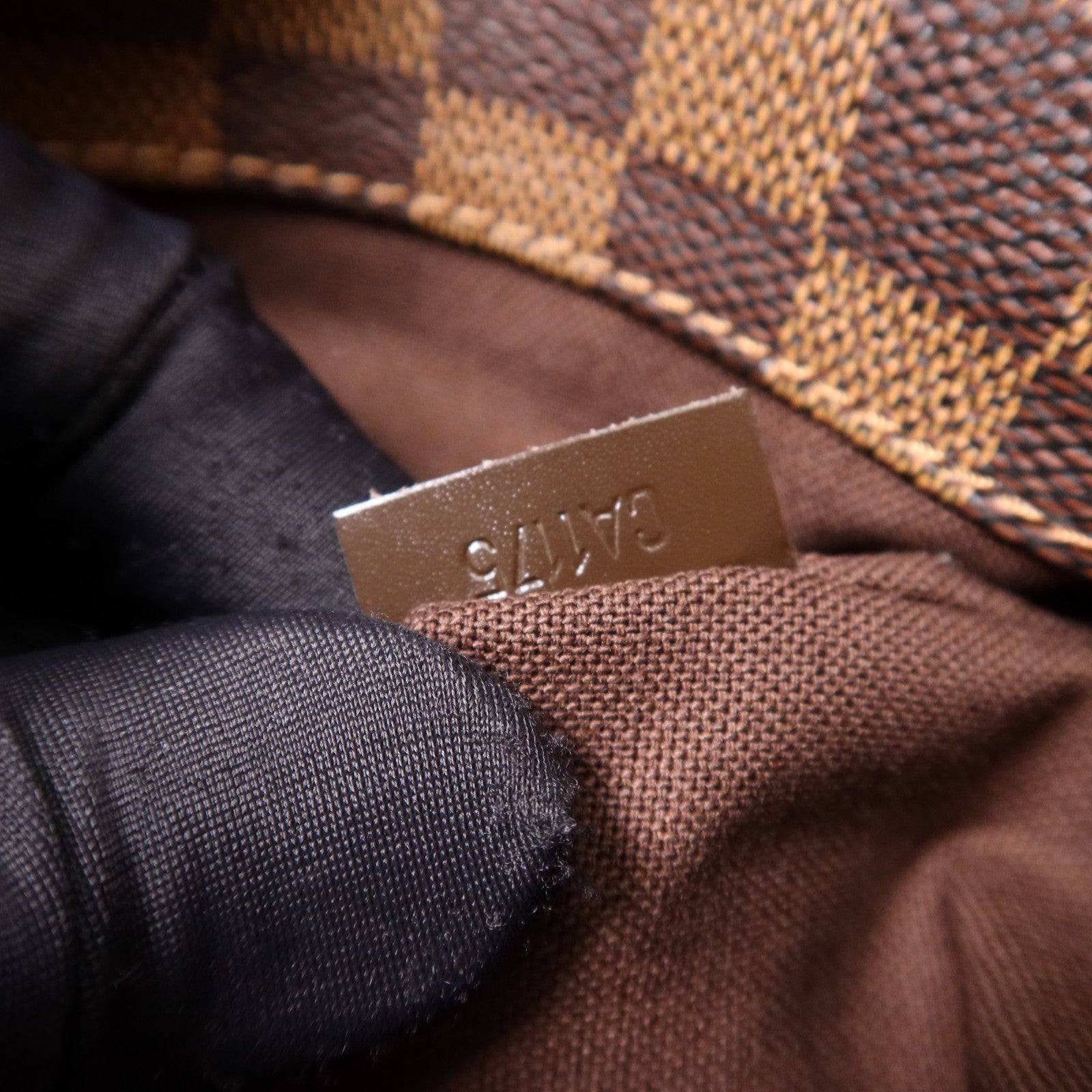 LOUIS VUITTON Damier District PM肩背袋