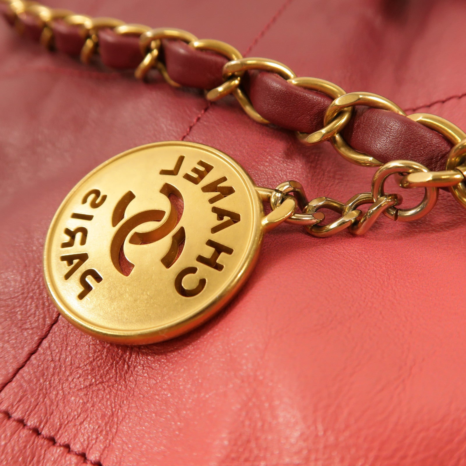 CHANEL 羊皮皮革Chanel 22金扣肩背袋