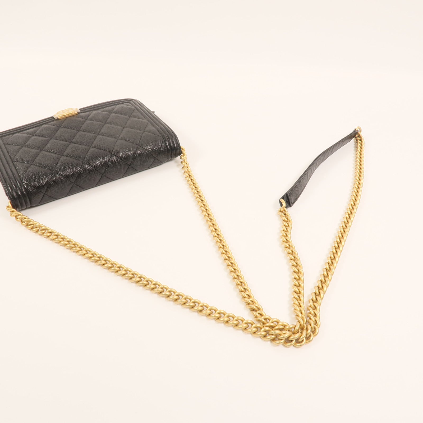 CHANEL 牛皮皮革Boy Wallet On Chain鏈帶肩背袋