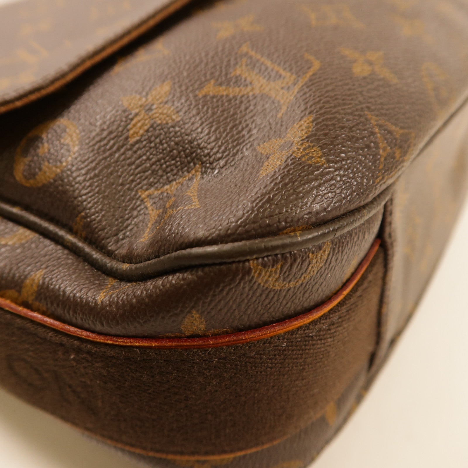 LOUIS VUITTON Monogram Beaubourg MM金扣斜孭袋/肩背袋