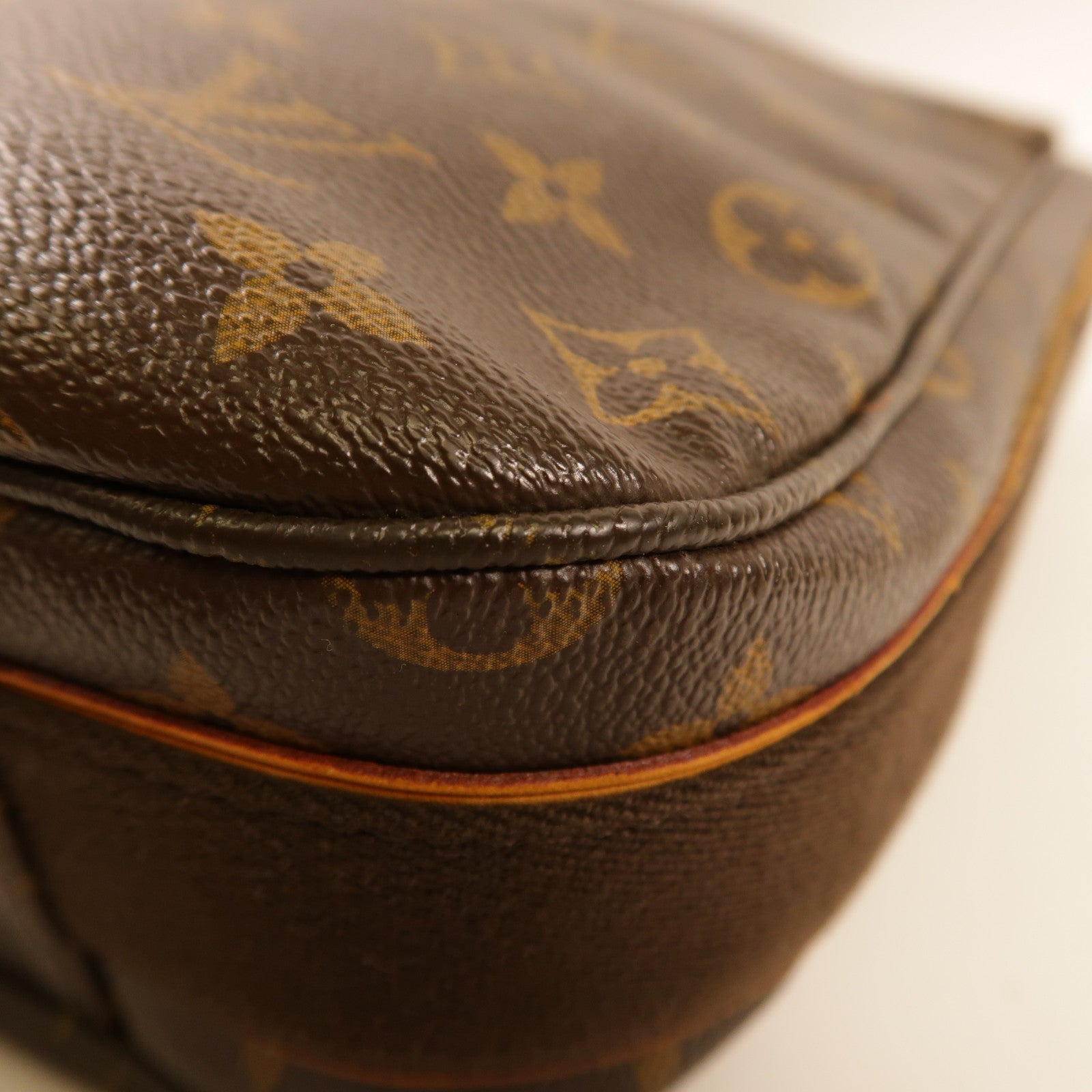 LOUIS VUITTON Monogram Beaubourg MM金扣斜孭袋/肩背袋