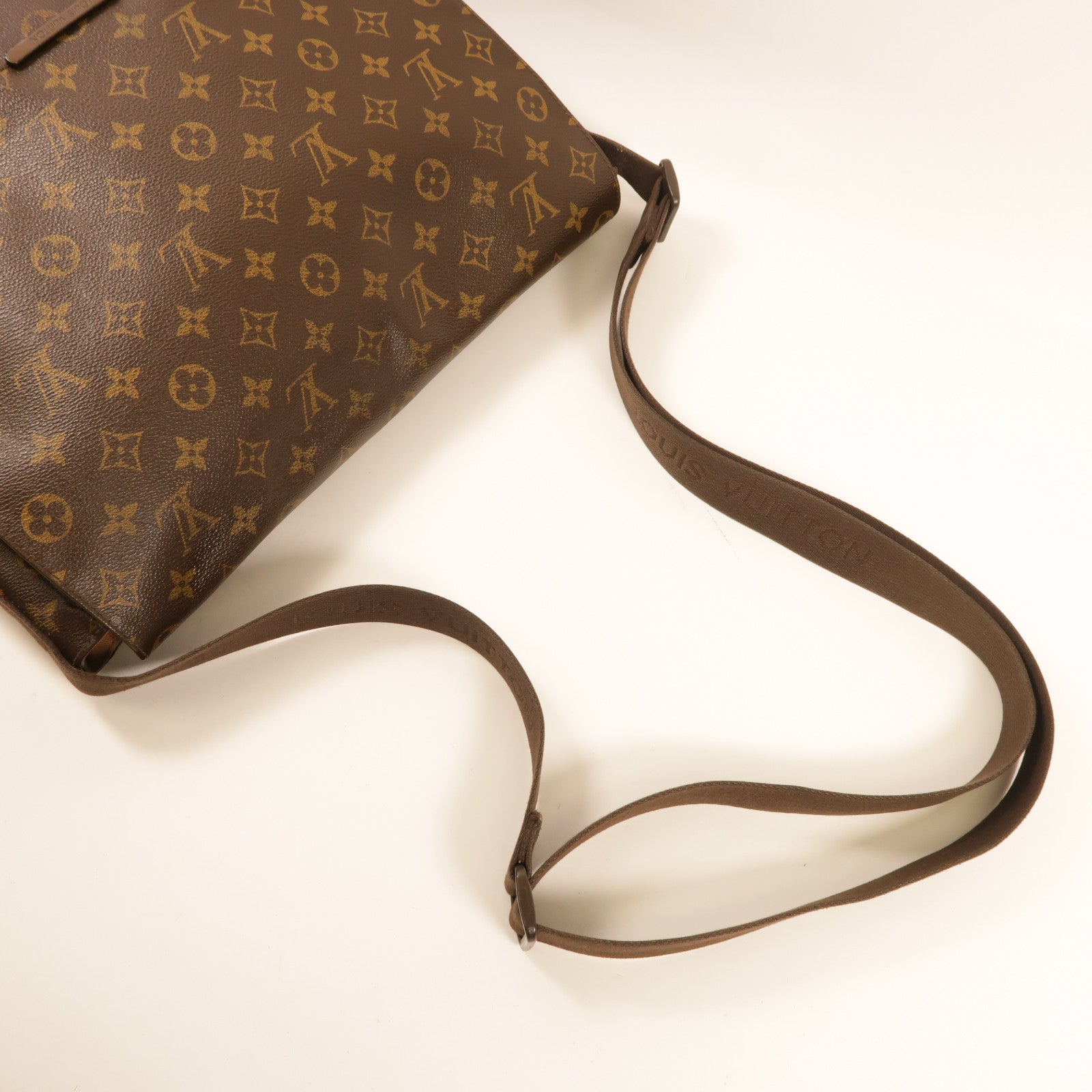 LOUIS VUITTON Monogram Beaubourg MM金扣斜孭袋/肩背袋