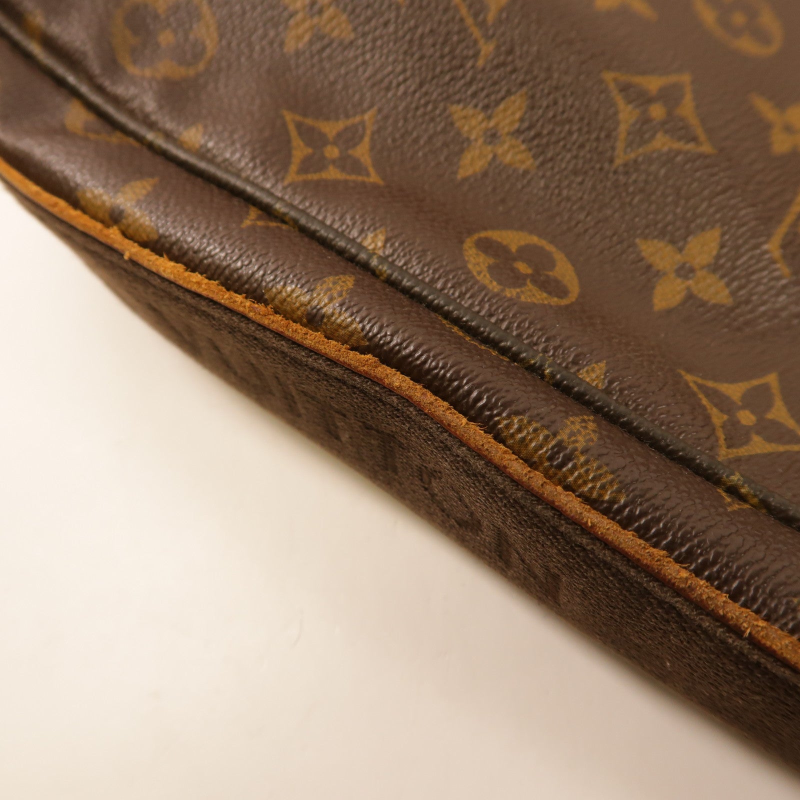 LOUIS VUITTON Monogram Beaubourg MM金扣斜孭袋/肩背袋