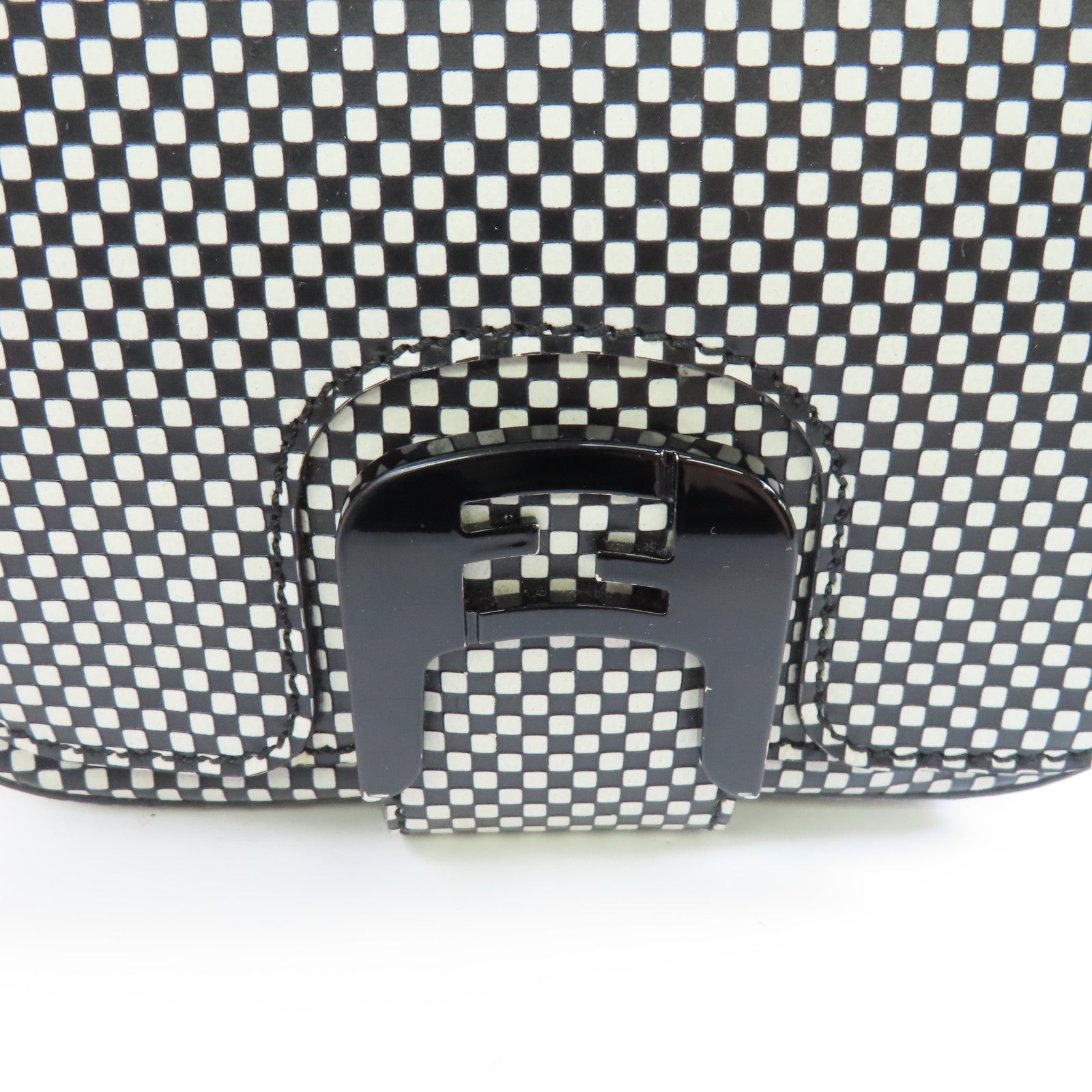 FENDI 皮革Shoulder Bag金扣肩背袋黑色/白色