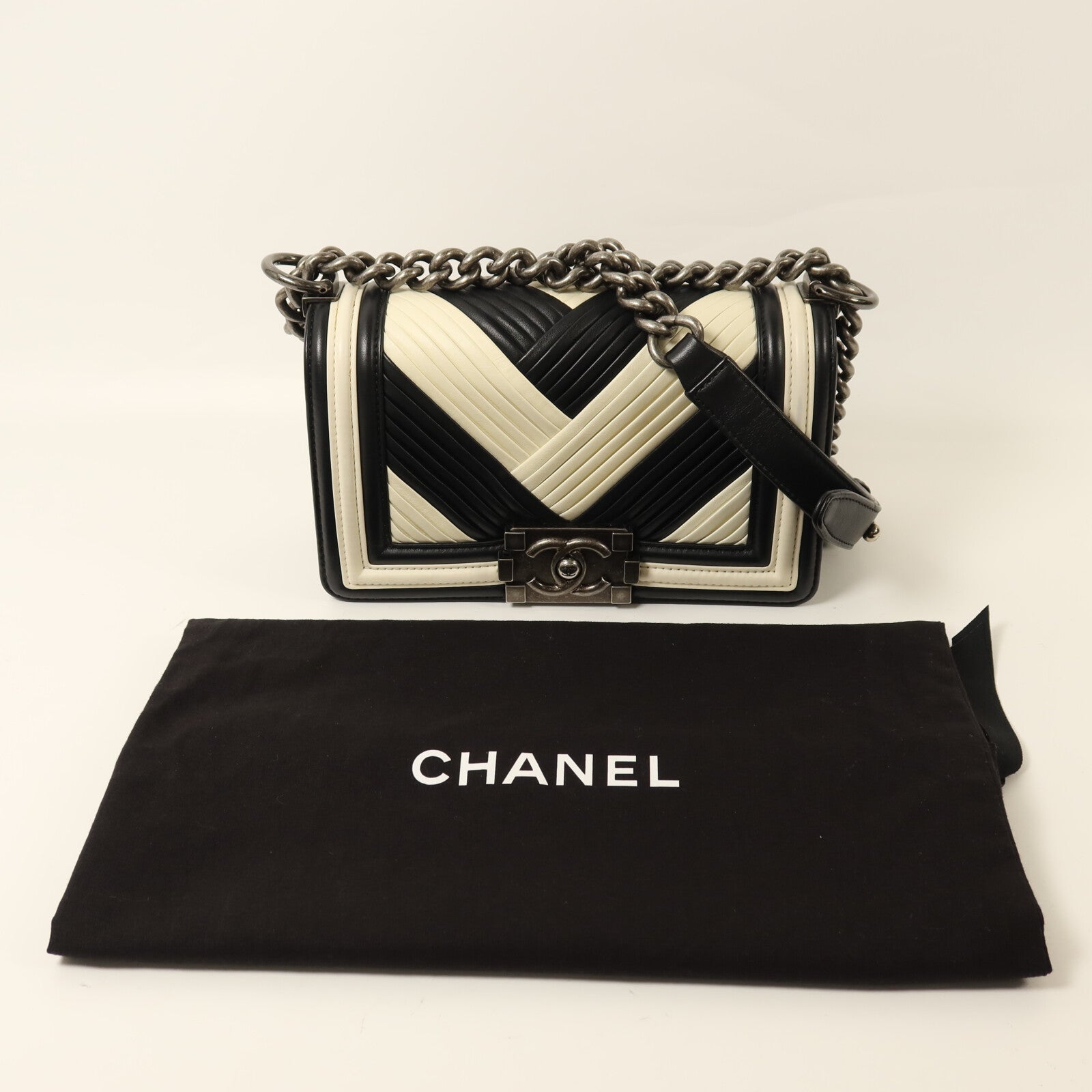 CHANEL 牛皮皮革Boy 20銀扣鏈帶肩背袋