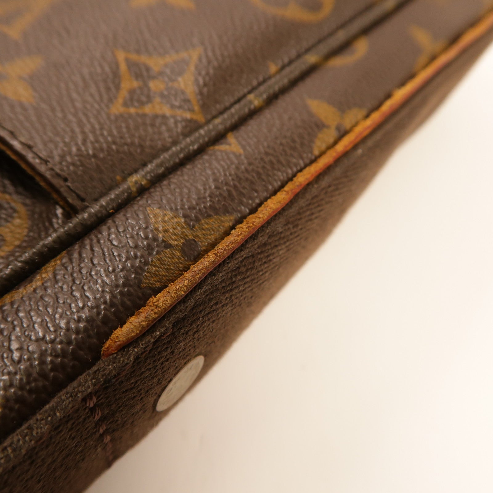 LOUIS VUITTON Monogram Beaubourg MM金扣斜孭袋/肩背袋