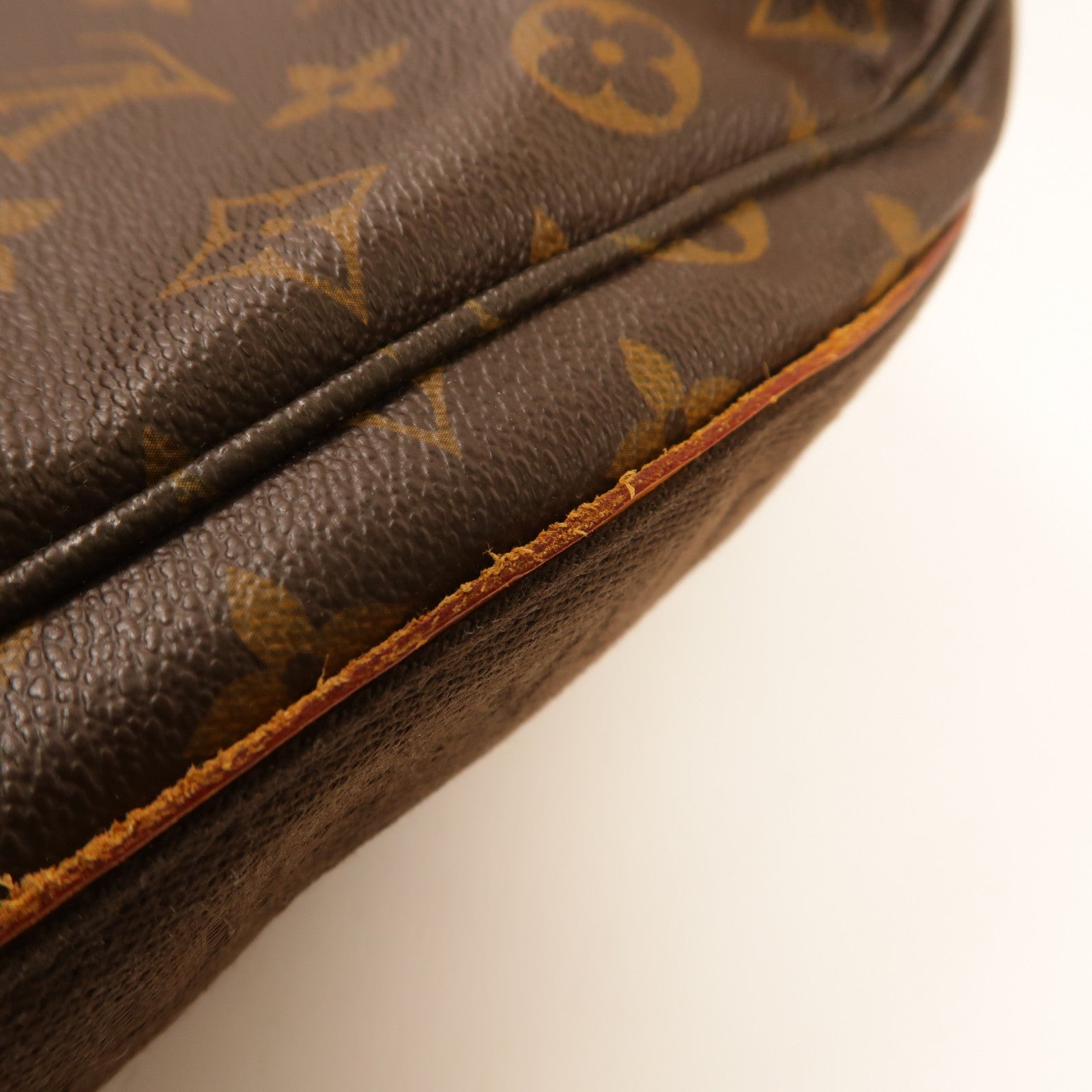 LOUIS VUITTON Monogram Beaubourg MM金扣斜孭袋/肩背袋