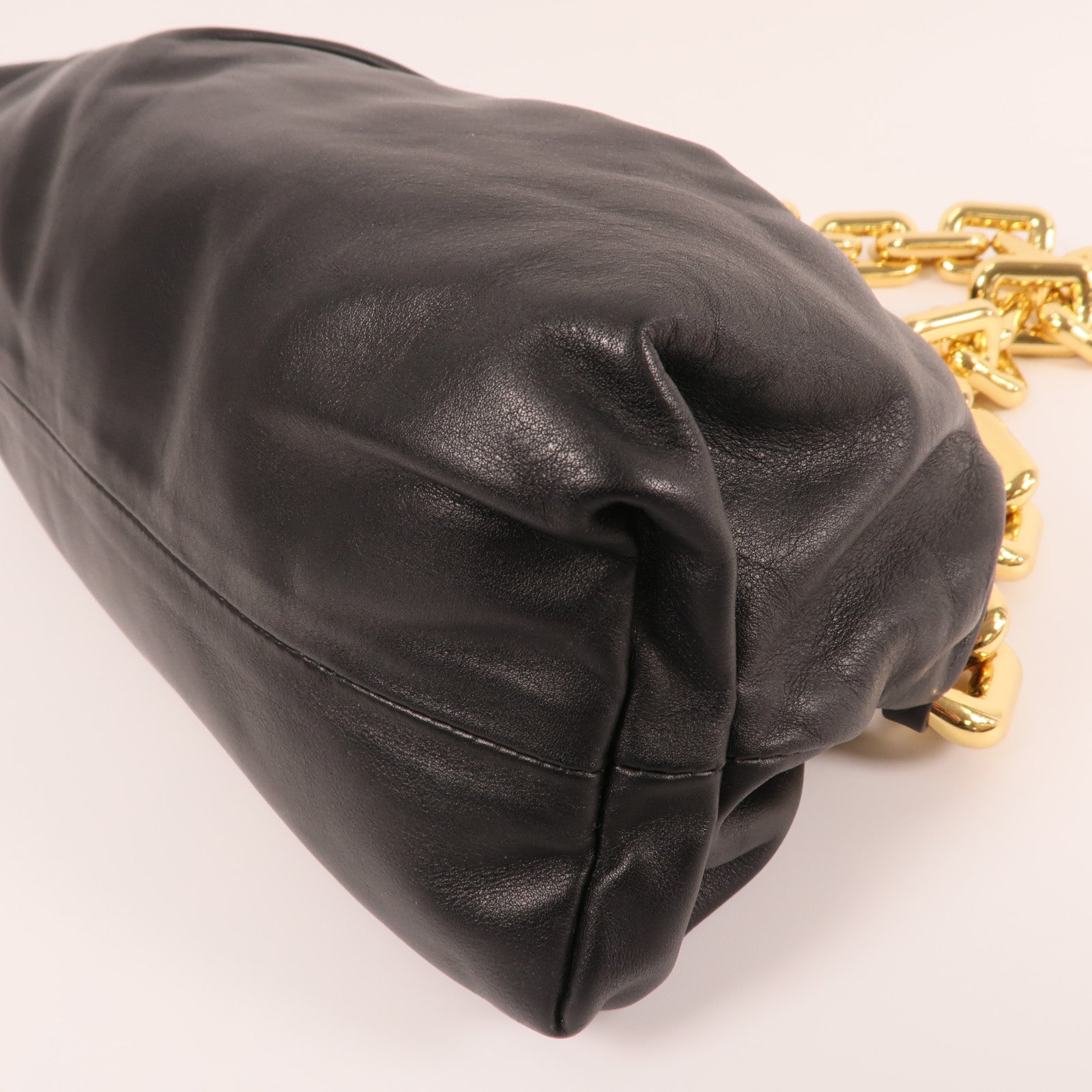 BOTTEGA VENETA 牛皮皮革The chain Pouch金扣鏈帶肩背袋
