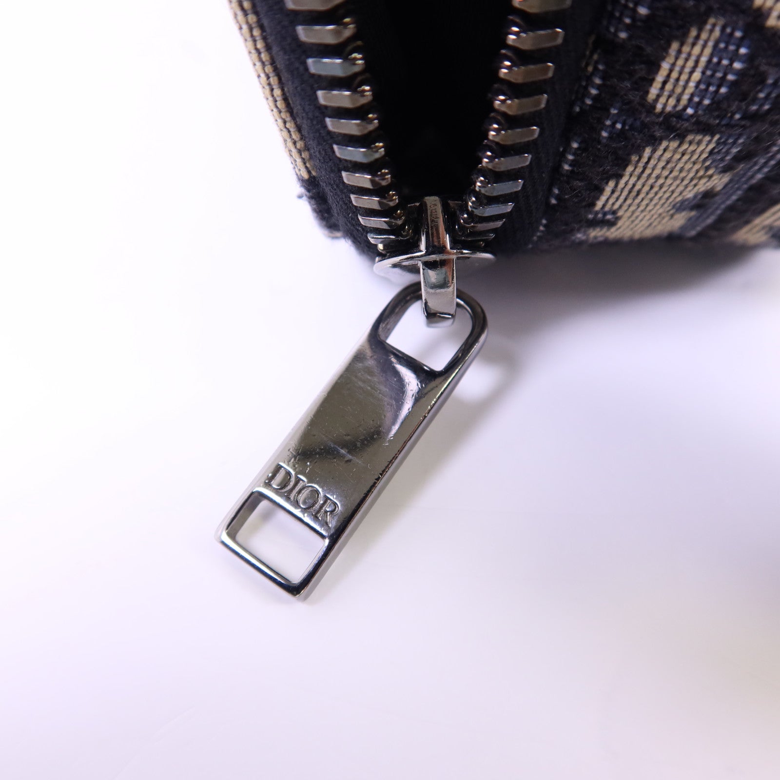 Dior 帆布Zipped Pouch With Strap銀扣肩背袋