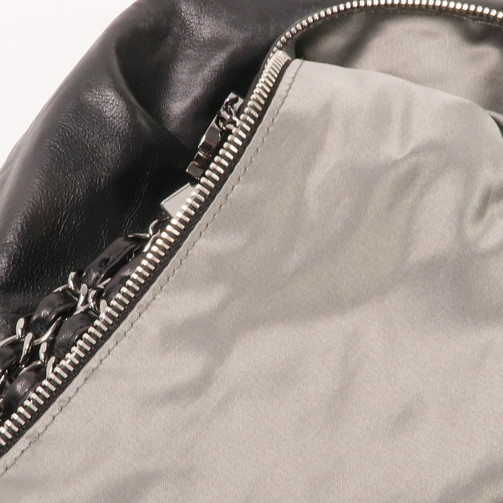 CHANEL 牛皮皮革Shoulder Bag銀扣肩背袋