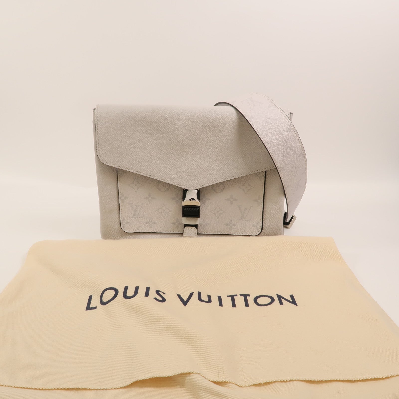 LOUIS VUITTON Taigarama Outdoor Flap Message肩背袋