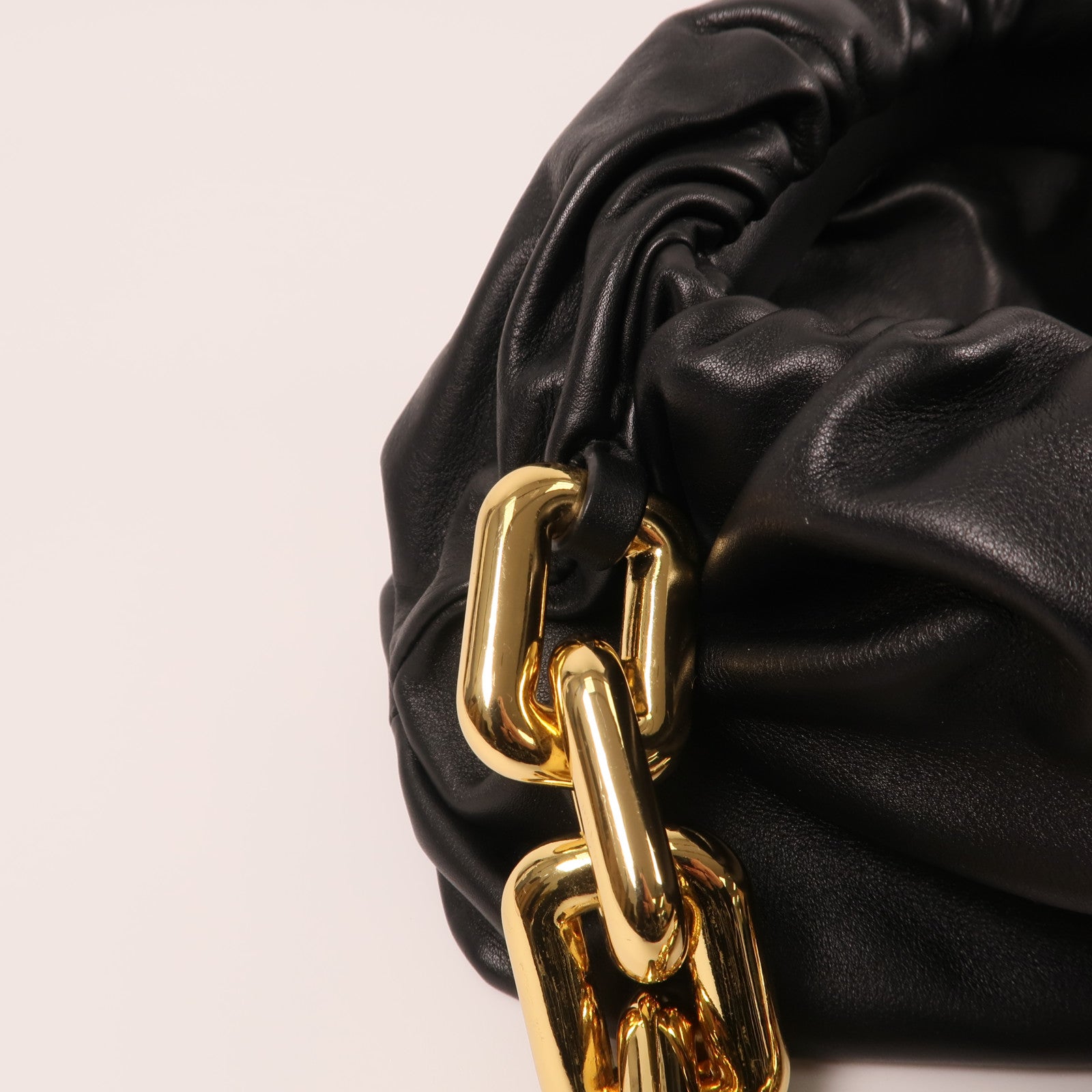 BOTTEGA VENETA 牛皮皮革The chain Pouch金扣鏈帶肩背袋