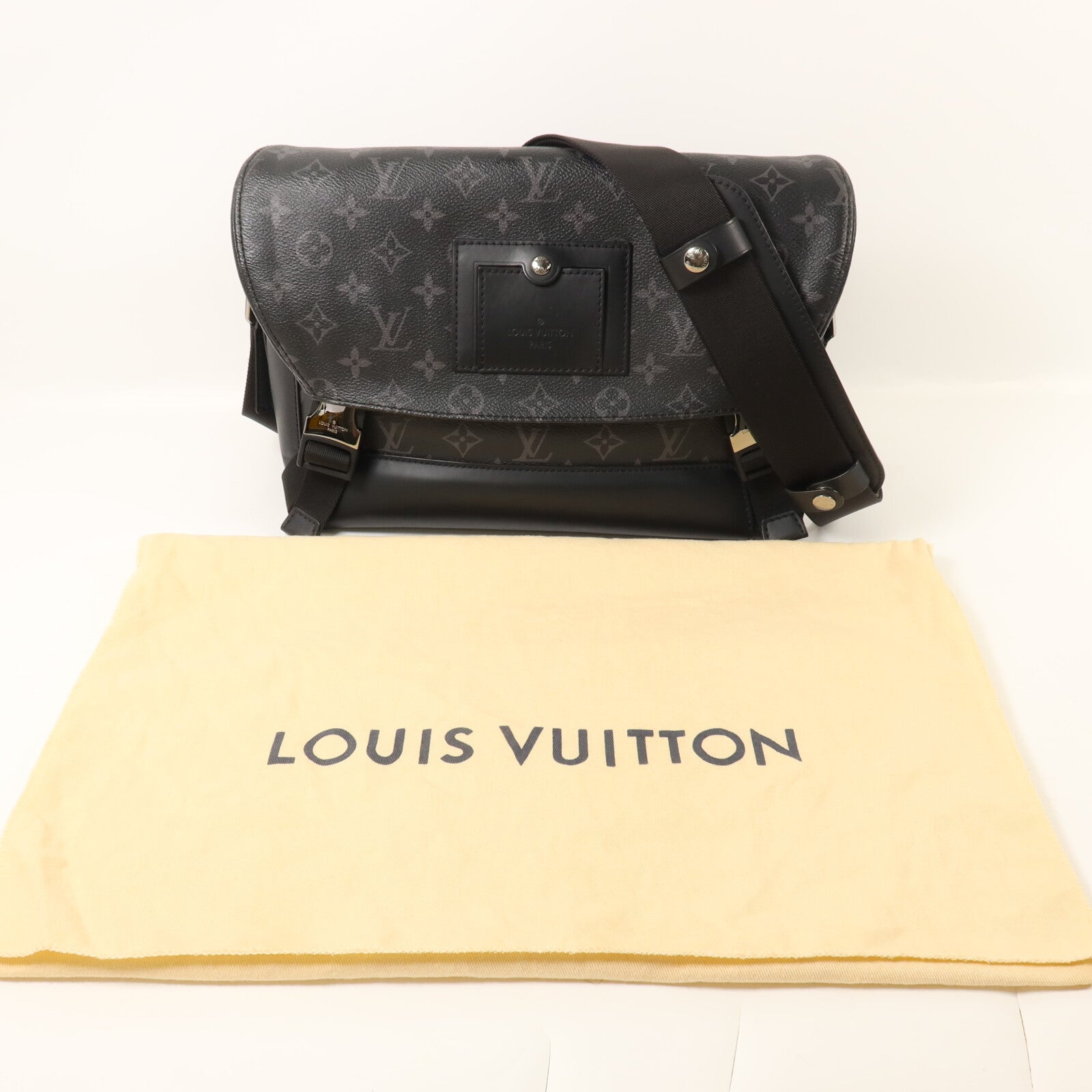 LOUIS VUITTON Monogram Eclipse Voyager肩背袋