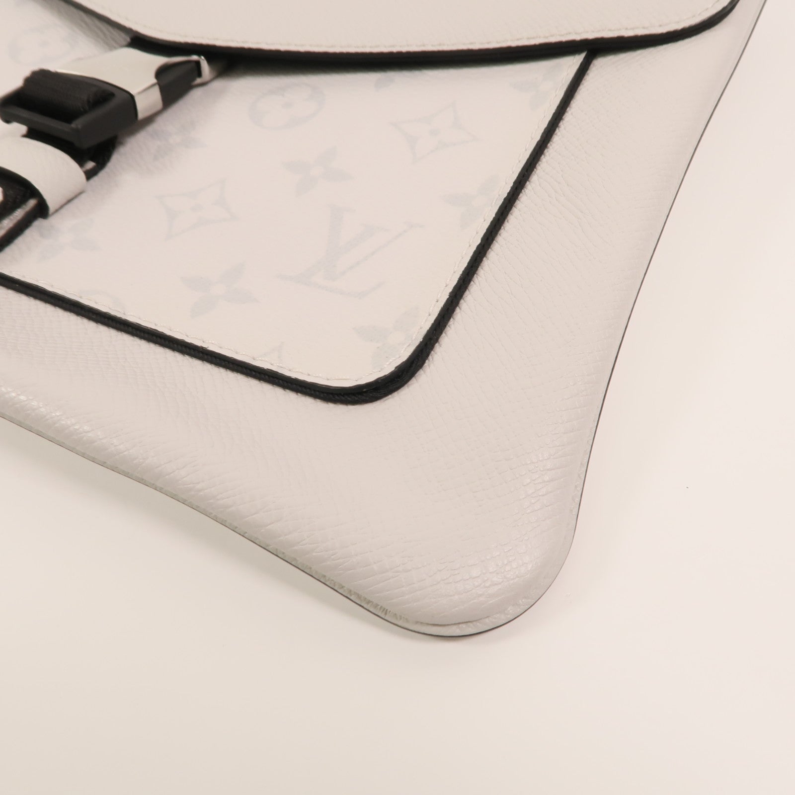 LOUIS VUITTON Taigarama Outdoor Flap Message肩背袋