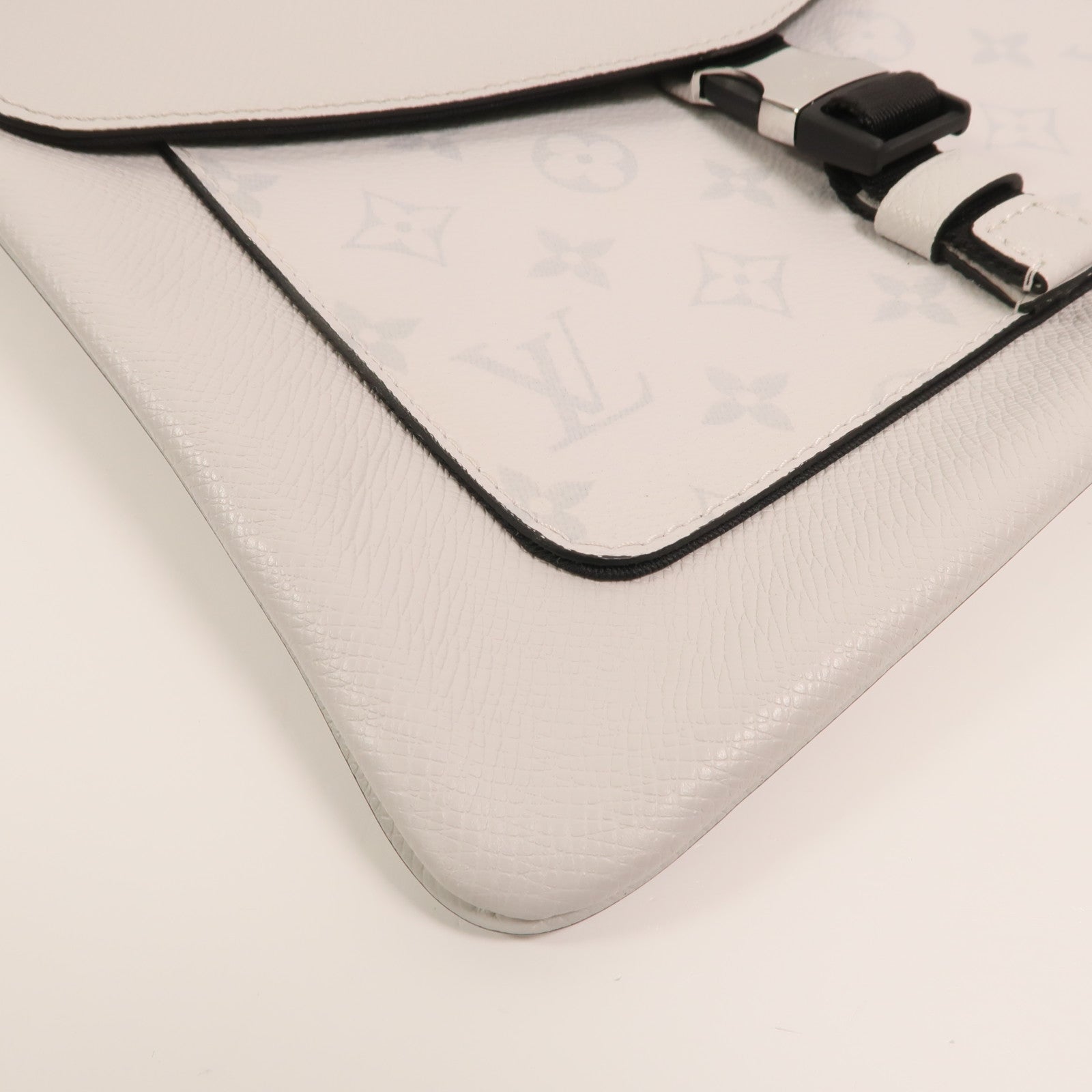 LOUIS VUITTON Taigarama Outdoor Flap Message肩背袋