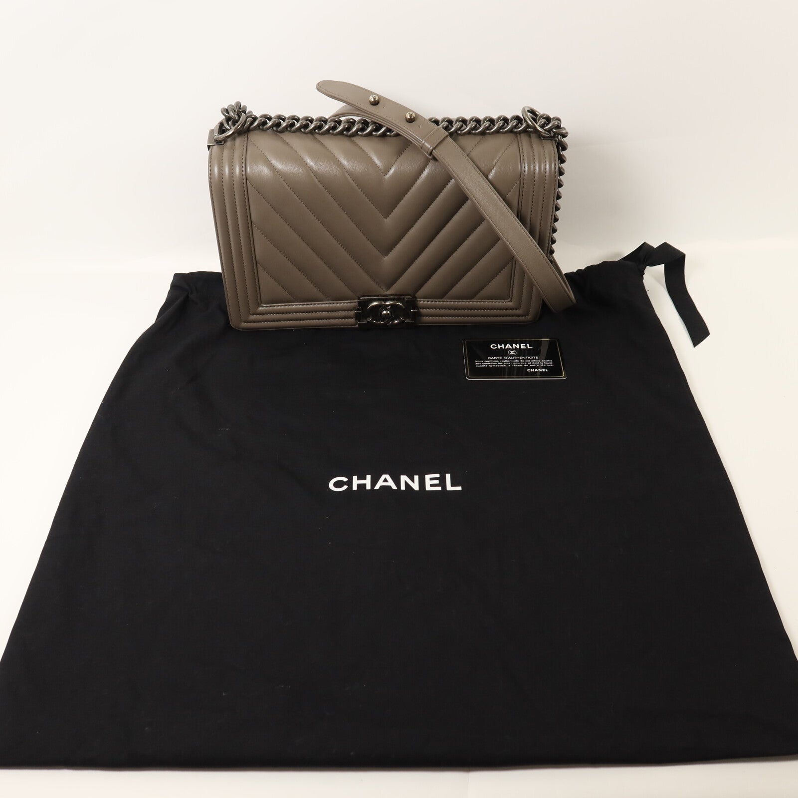 CHANEL 羊皮皮革Boy 28銀扣鏈帶肩背袋