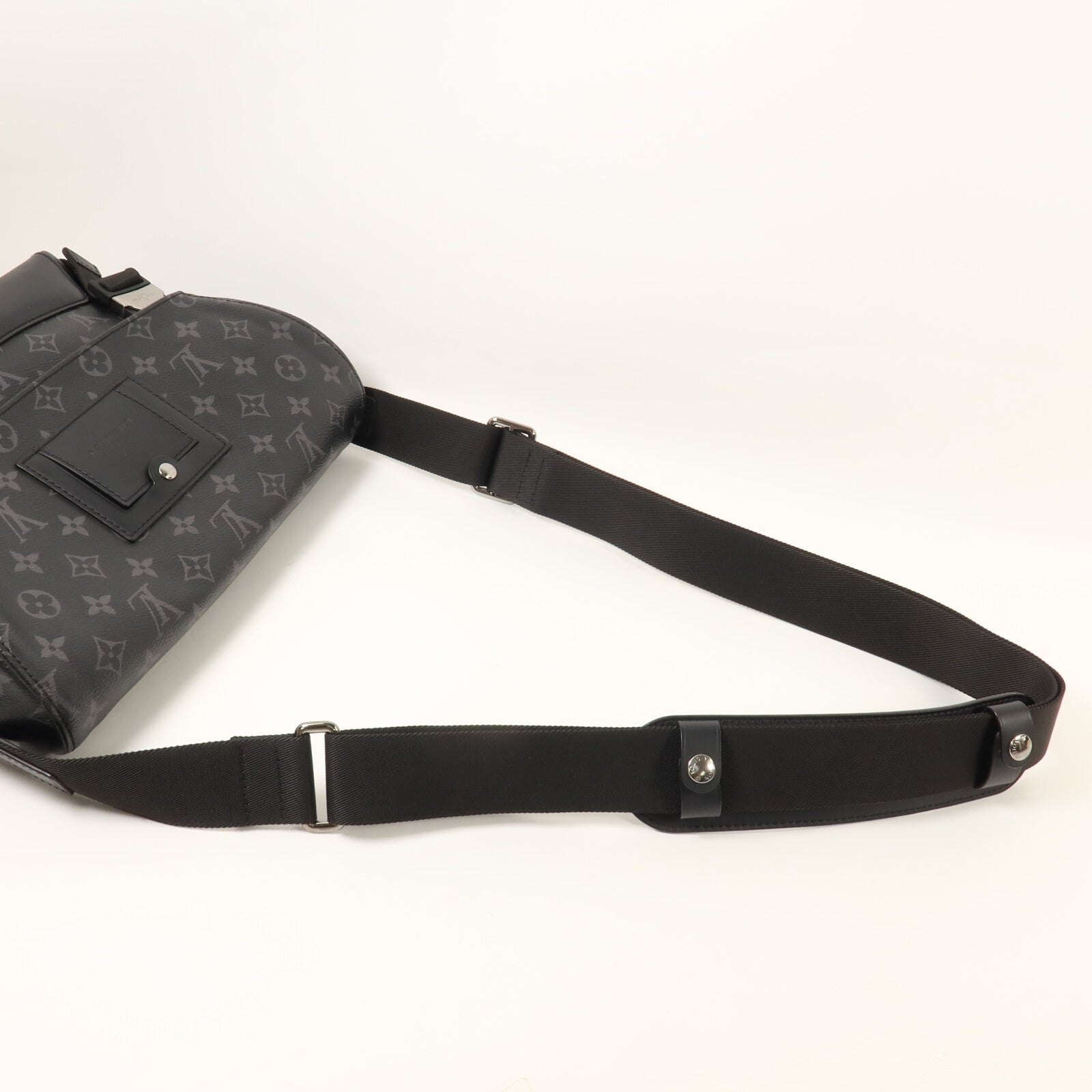 LOUIS VUITTON Monogram Eclipse Voyager肩背袋