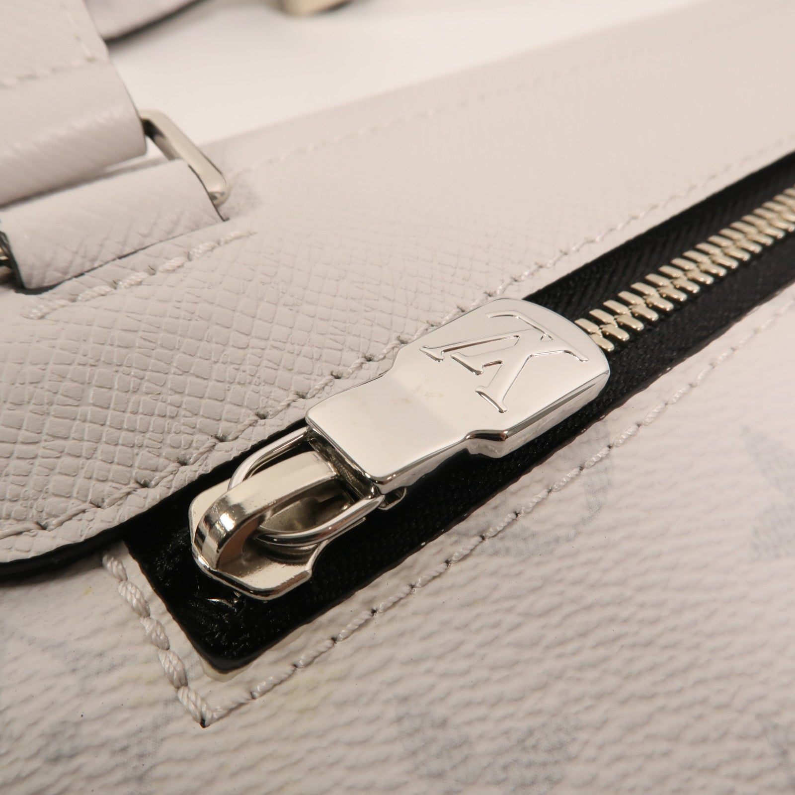 LOUIS VUITTON Taigarama Outdoor Flap Message肩背袋