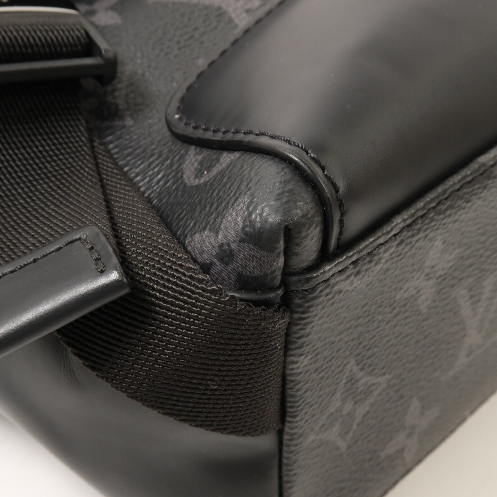 LOUIS VUITTON Monogram Eclipse Voyager肩背袋