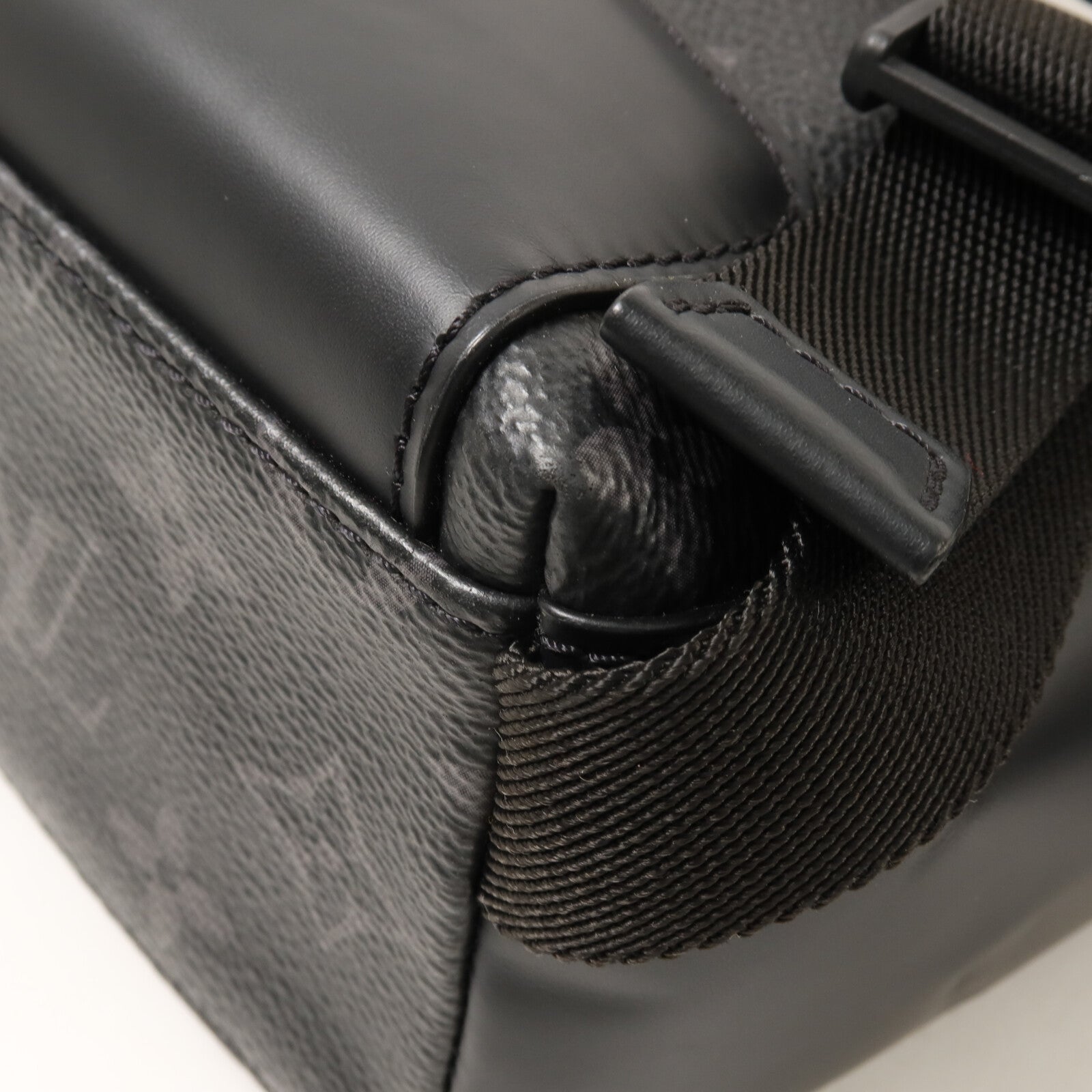 LOUIS VUITTON Monogram Eclipse Voyager肩背袋