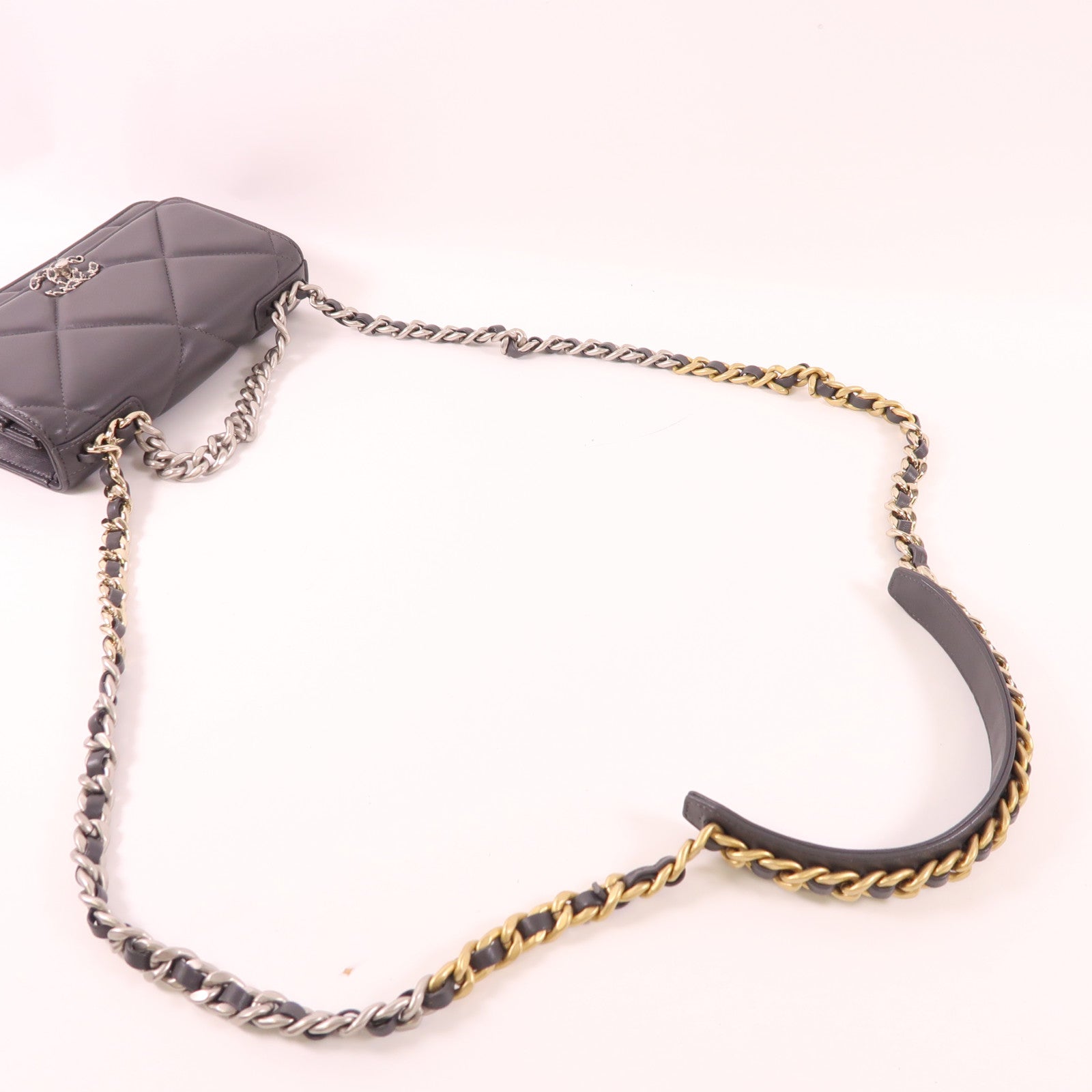 CHANEL 羊皮皮革C19 WOC Wallet On Chain鏈帶肩背袋