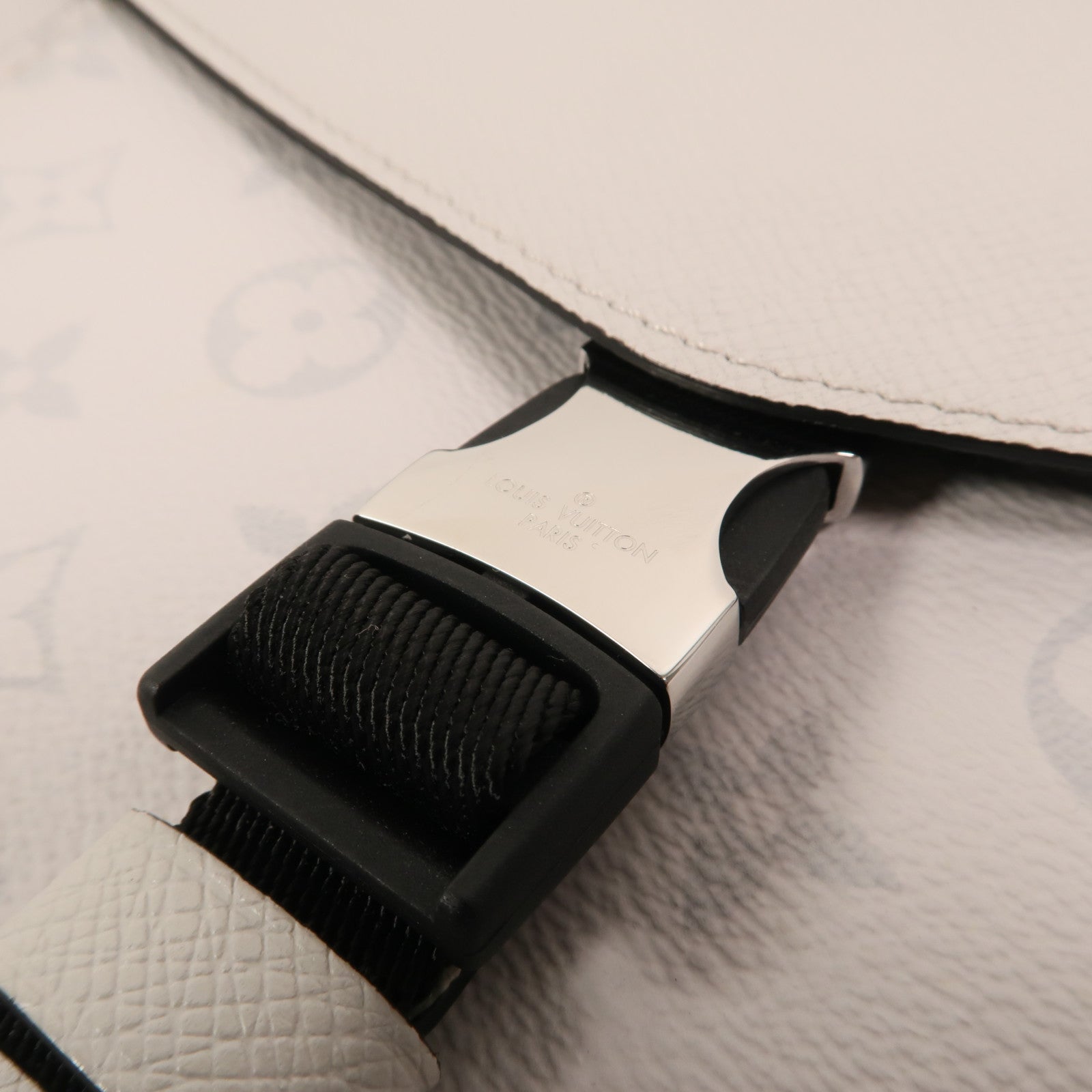 LOUIS VUITTON Taigarama Outdoor Flap Message肩背袋