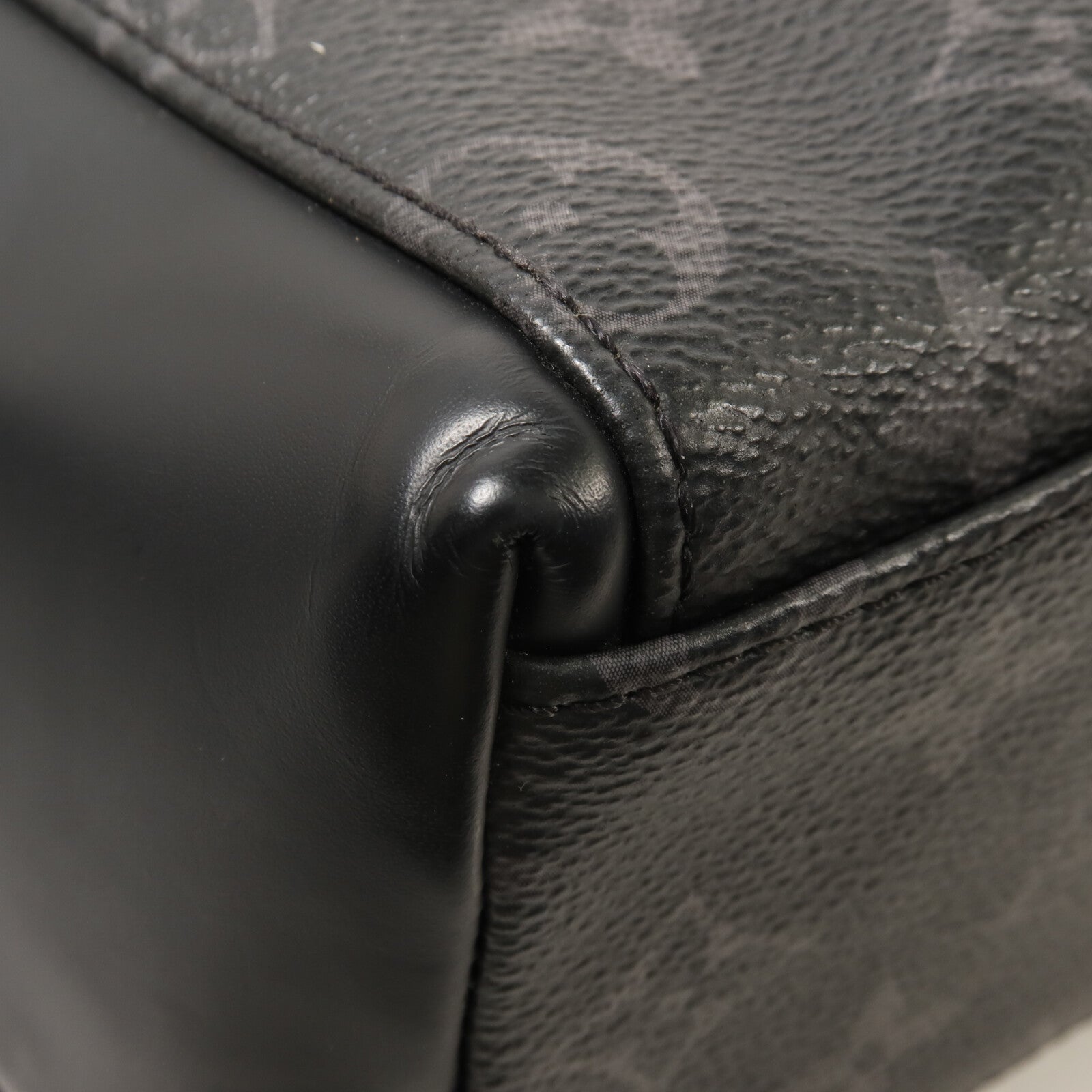 LOUIS VUITTON Monogram Eclipse Voyager肩背袋