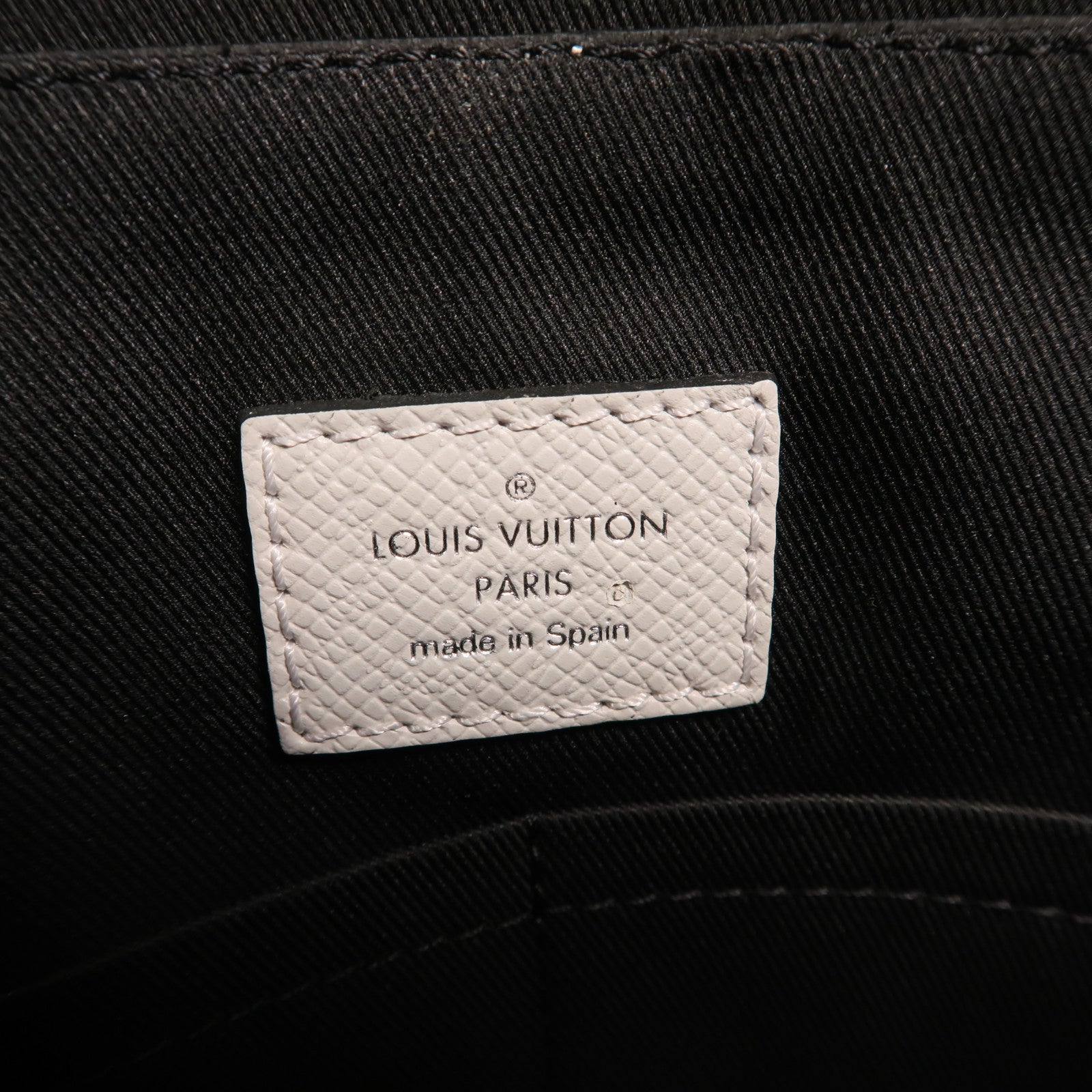 LOUIS VUITTON Taigarama Outdoor Flap Message肩背袋