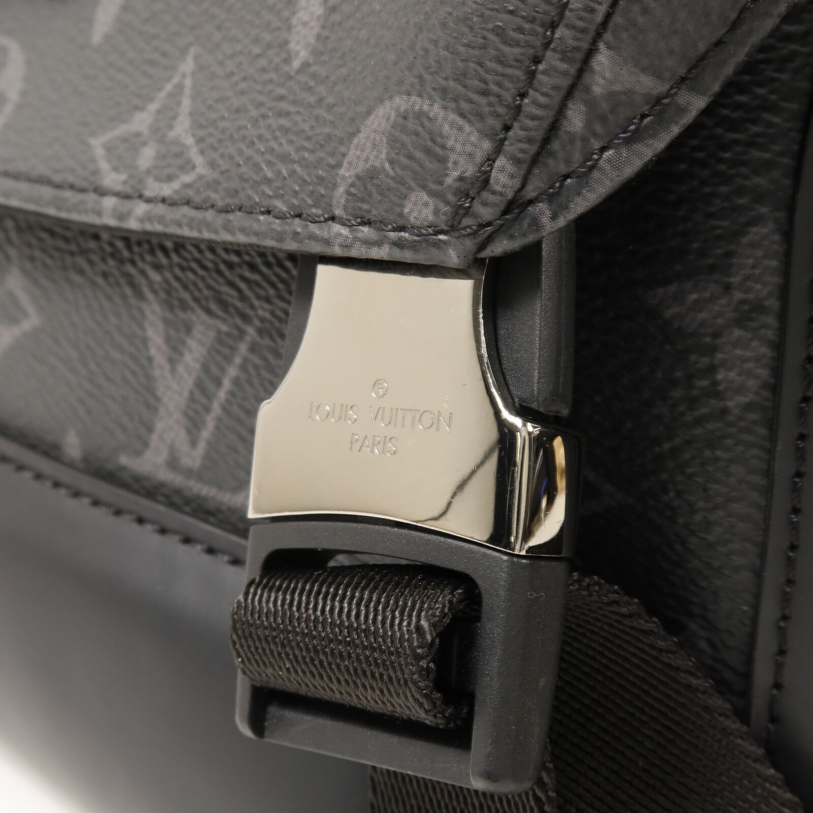 LOUIS VUITTON Monogram Eclipse Voyager肩背袋
