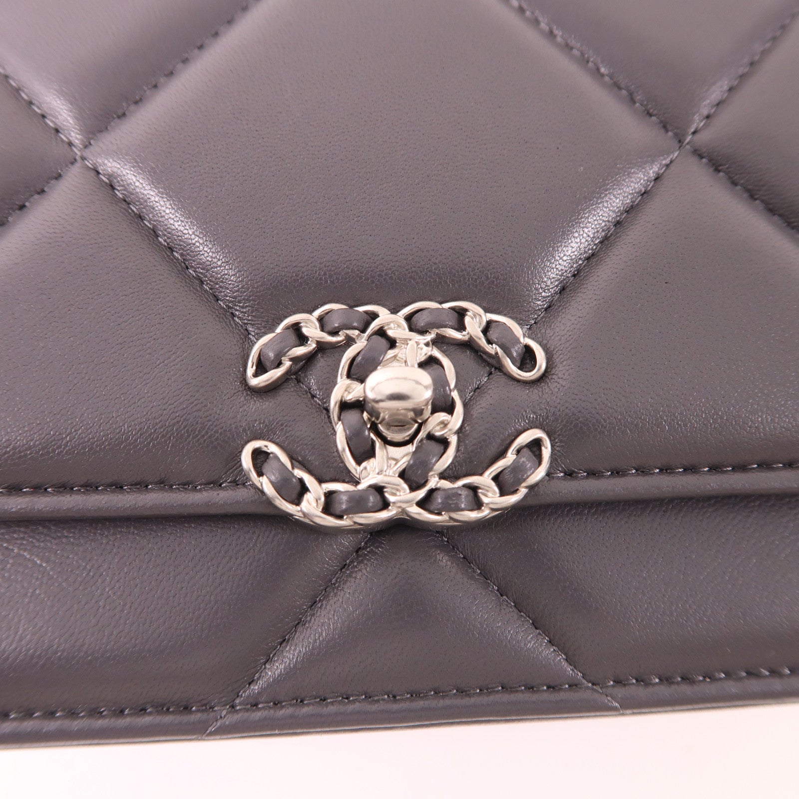 CHANEL 羊皮皮革C19 WOC Wallet On Chain鏈帶肩背袋