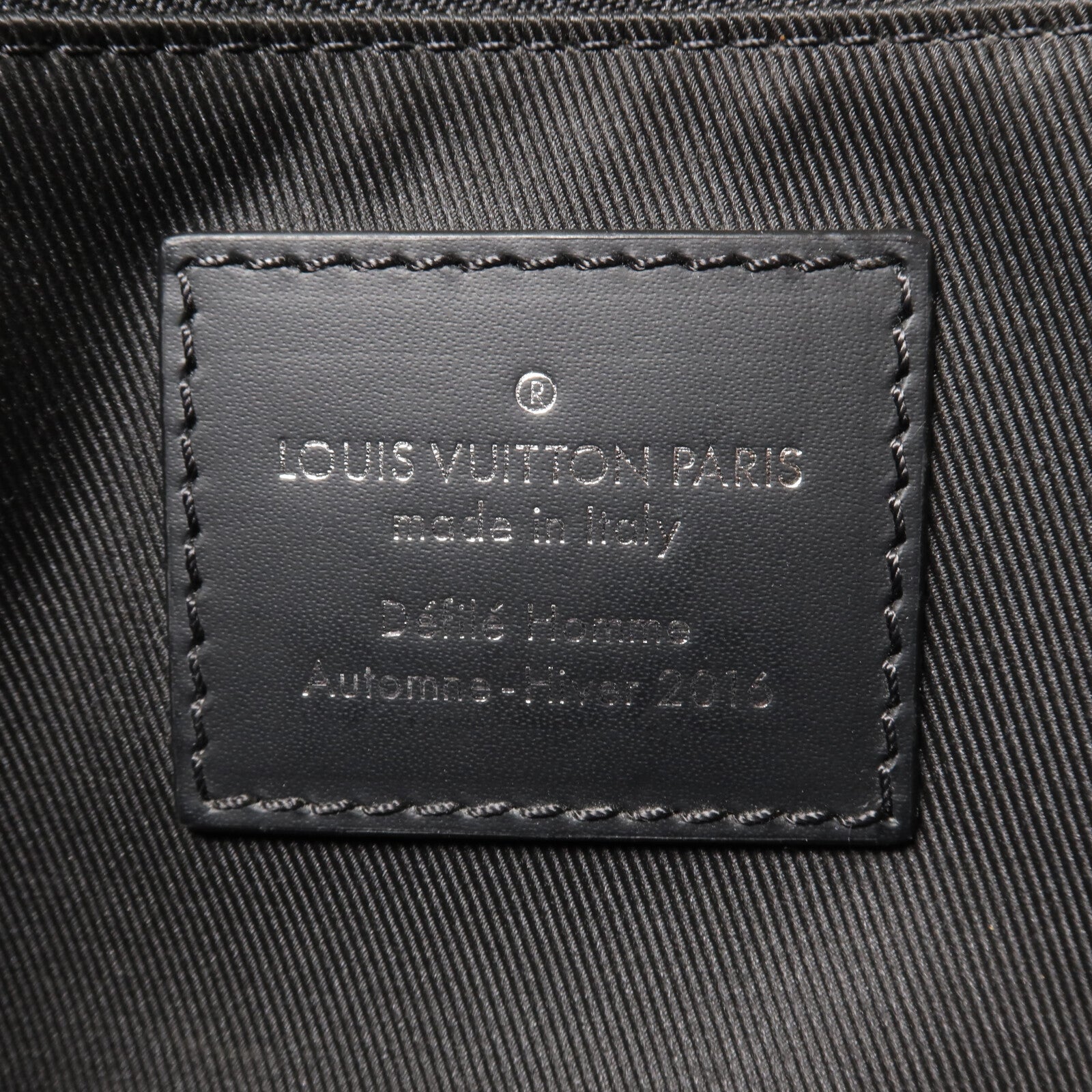 LOUIS VUITTON Monogram Eclipse Voyager肩背袋