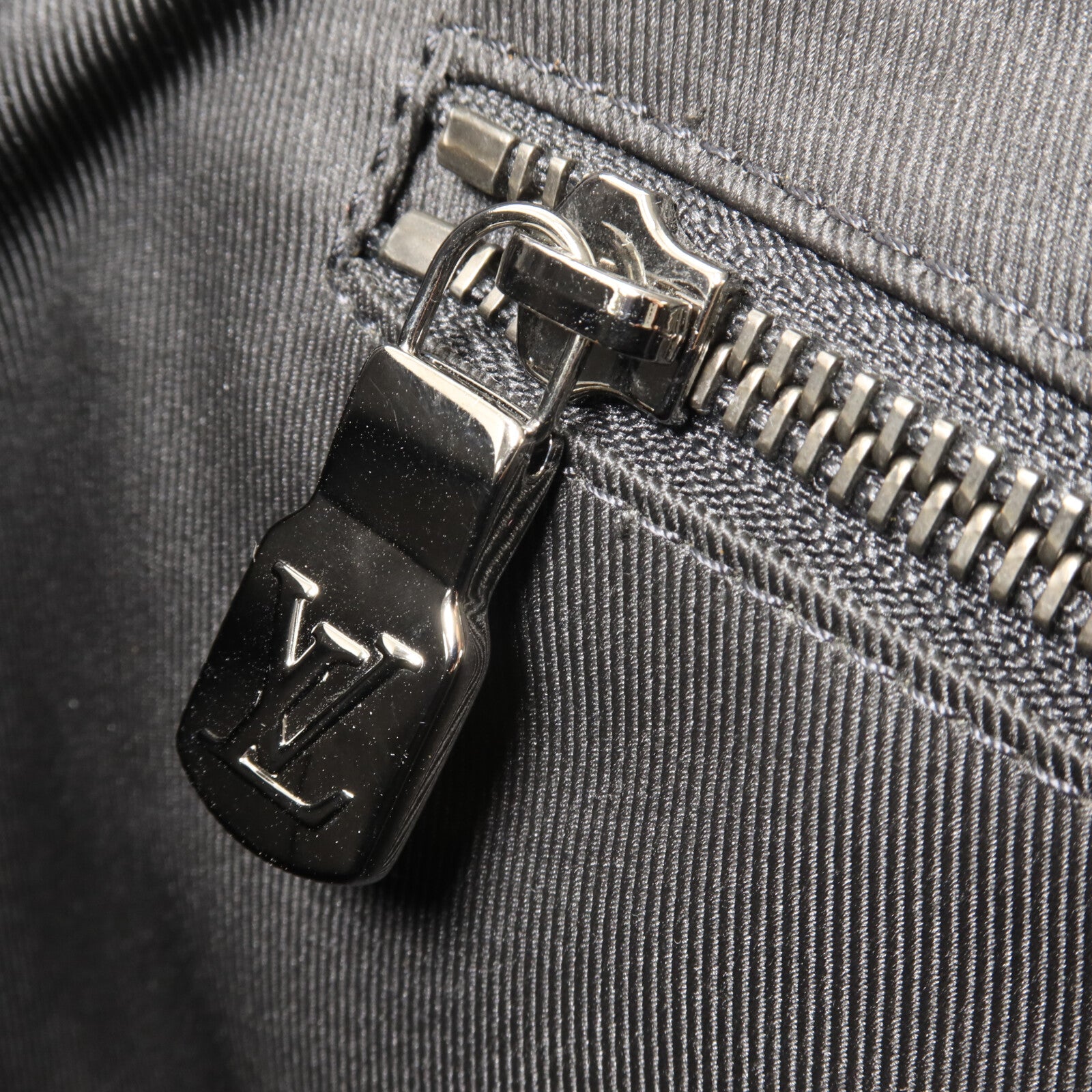 LOUIS VUITTON Monogram Eclipse Voyager肩背袋